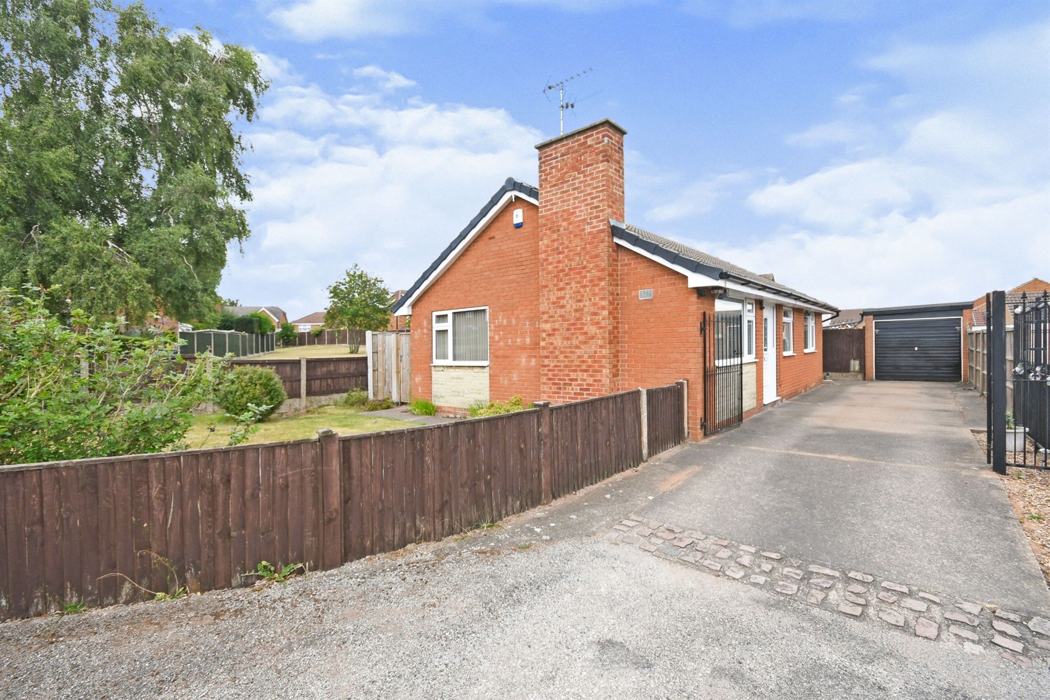 3 bed detached bungalow for sale in Green Bank, Rainworth, Mansfield