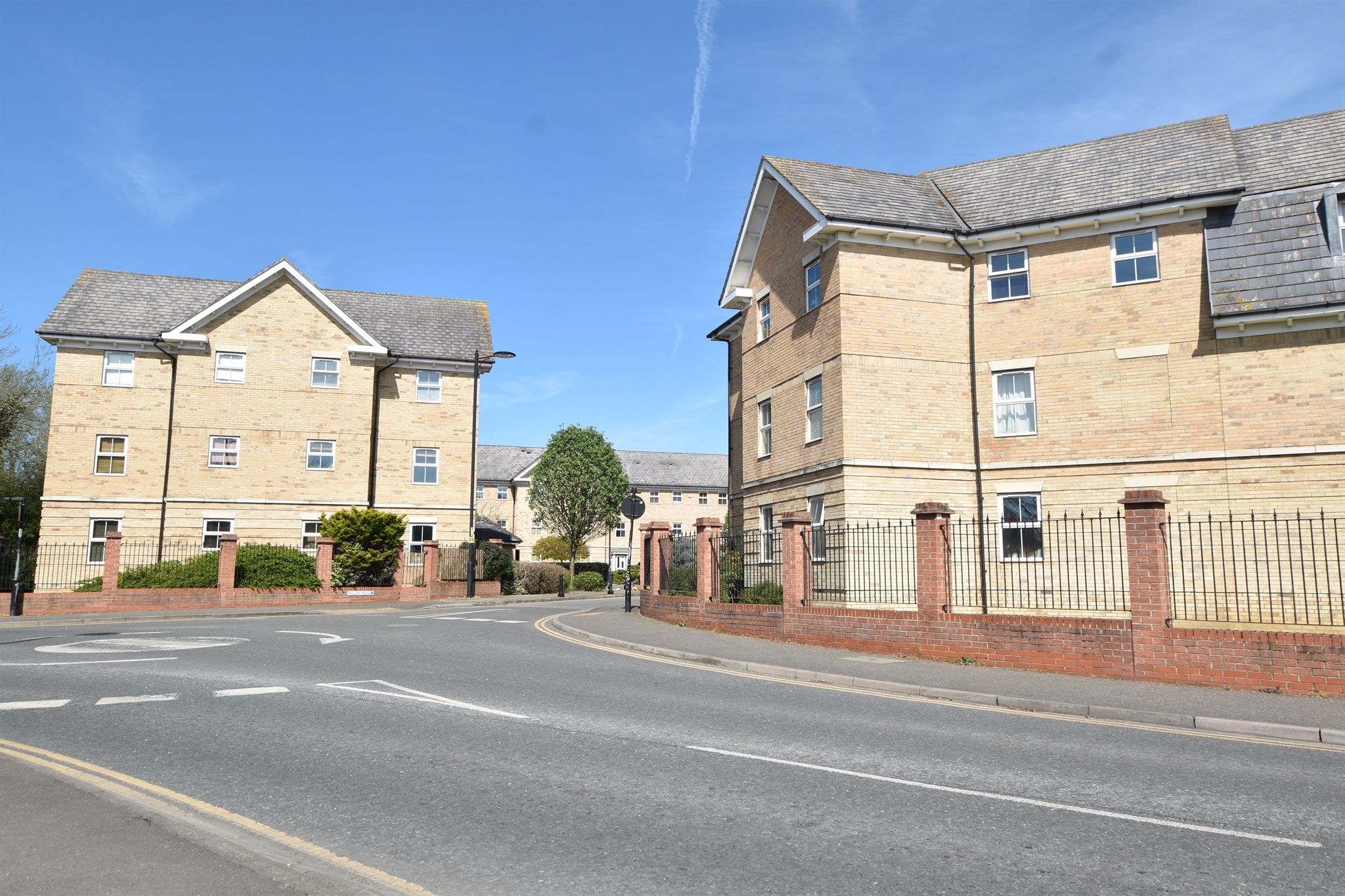 2 bed flat for sale in Falcon Mews, Stanbridge Road, Leighton Buzzard