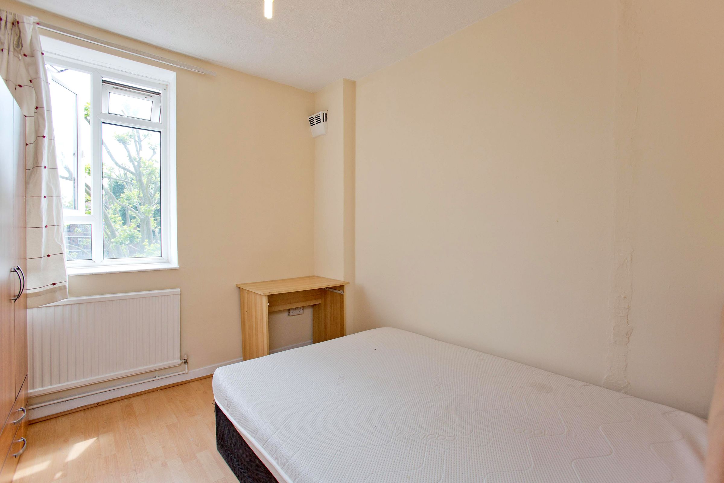 Room to rent in Devons Road, BromlyByBow, Mile End, Dockland, Zone 2