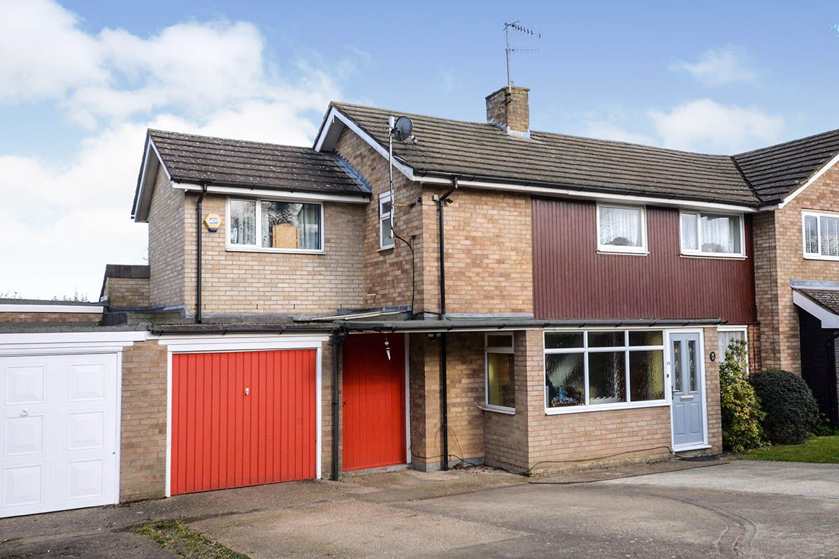 4 bed semidetached house for sale in Hartsbourne Way, Leverstock Green, Hemel Hempstead