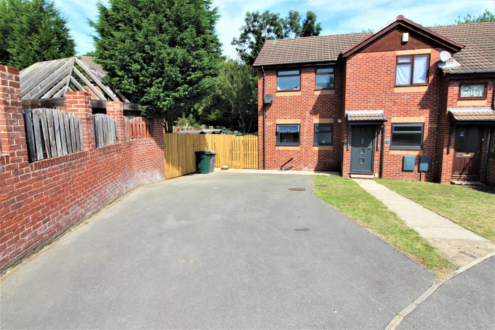 2 bed flat for sale in Badsworth Close, Wombwell, Barnsley, South
