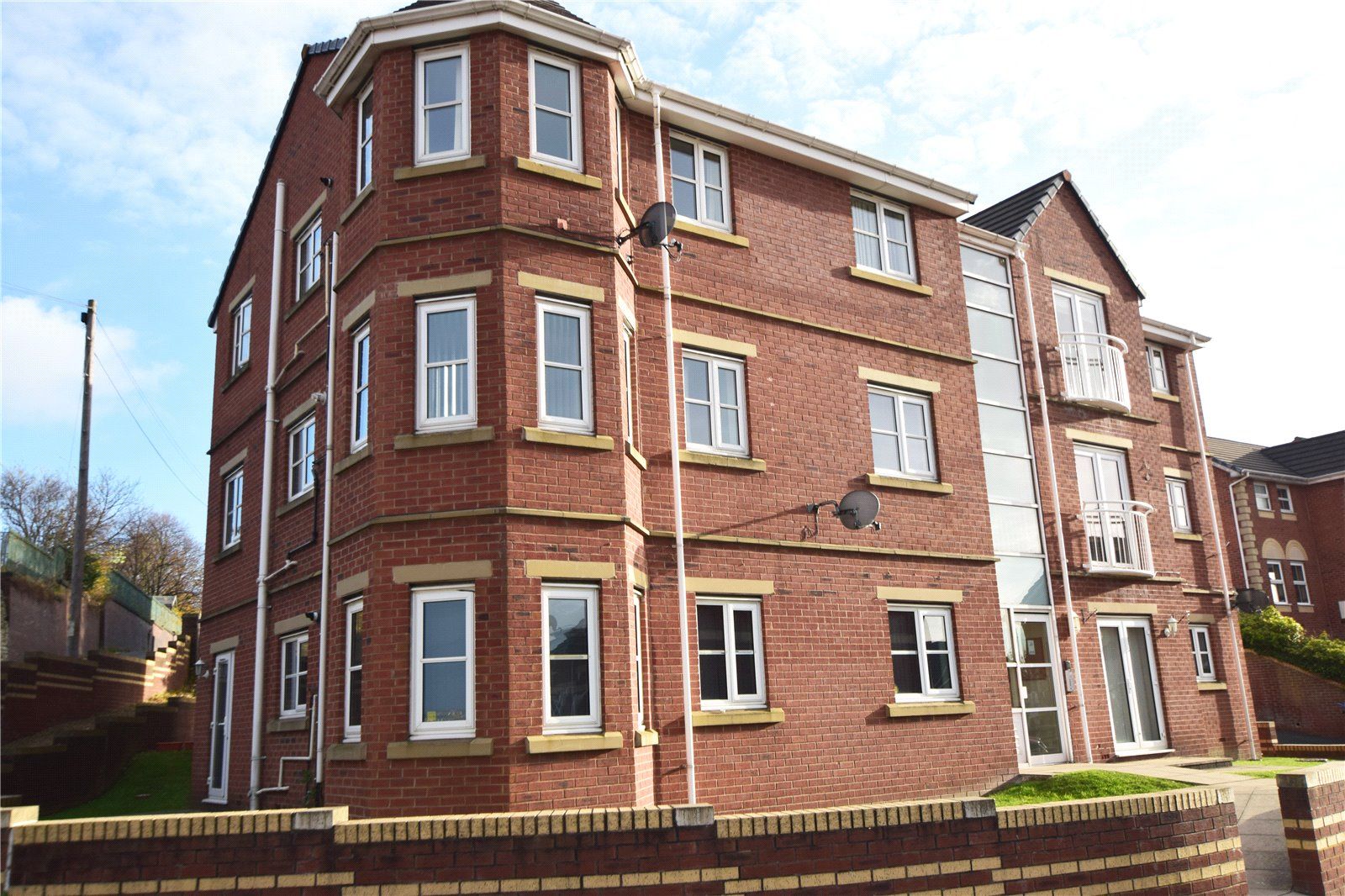 2 bed flat for sale in Crow Nest Drive, Beeston, Leeds, West Yorkshire