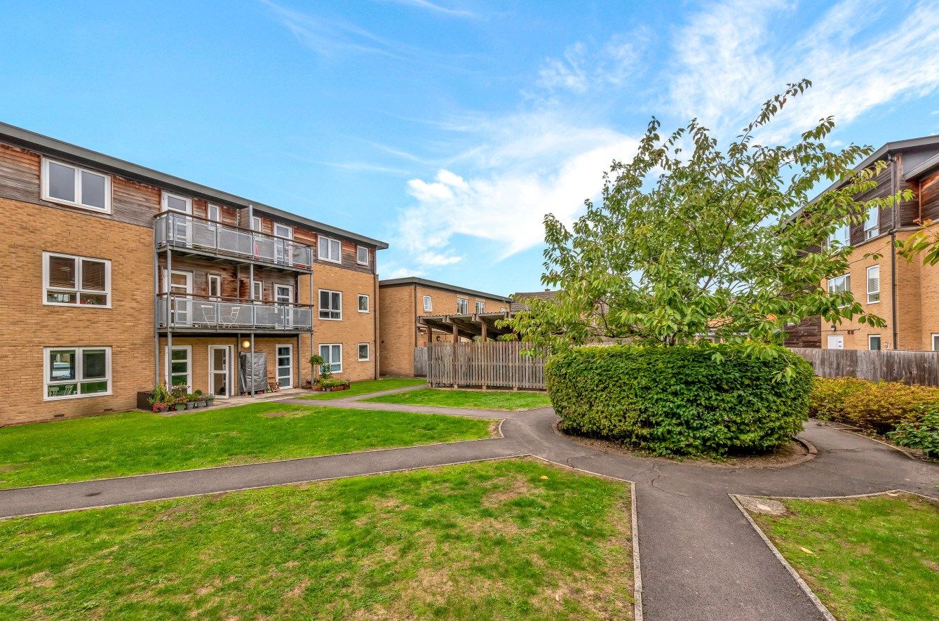 2 bed flat for sale in Arbor House, Gaywood Drive, Newbury RG14 Zoopla