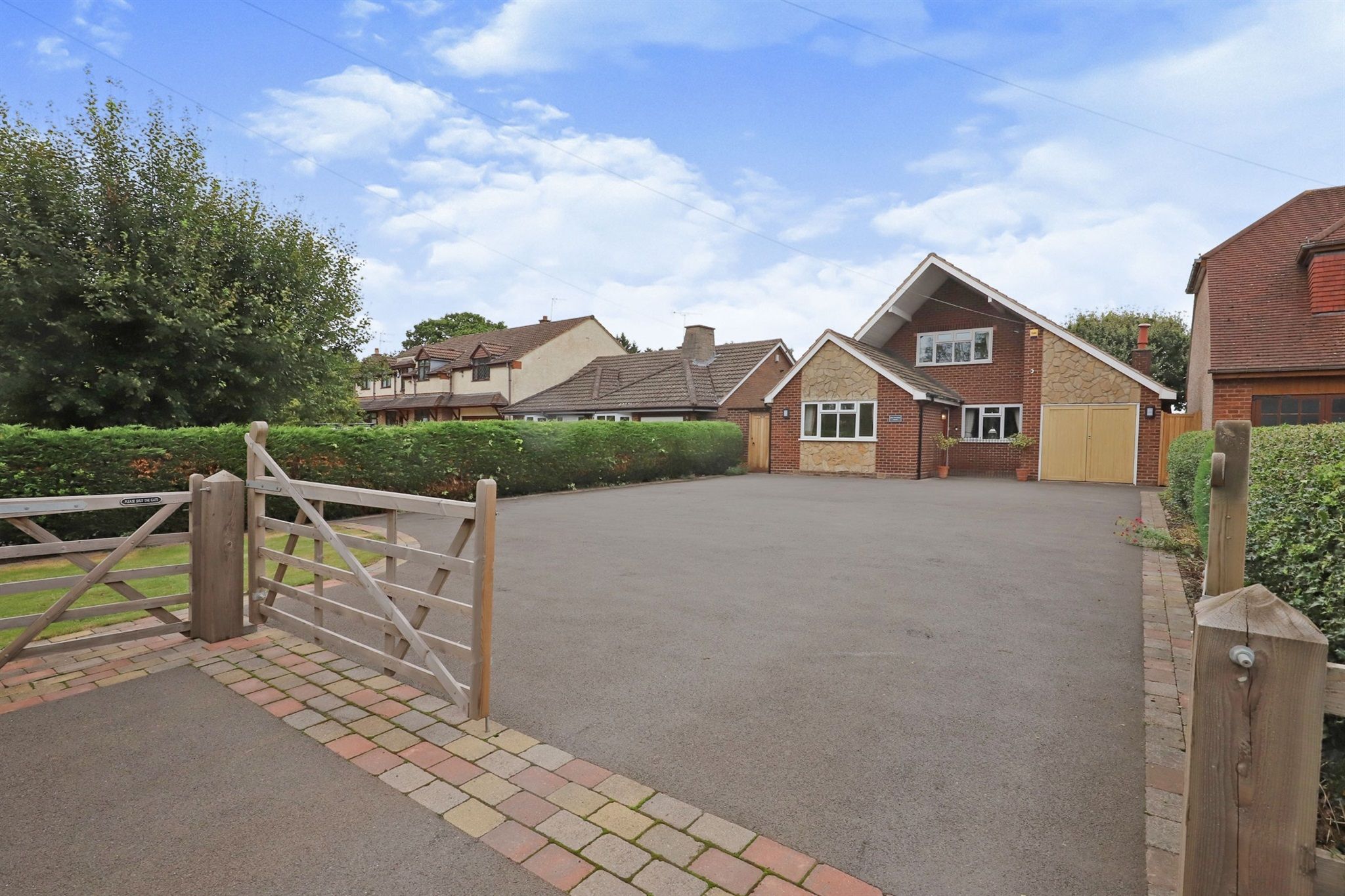 4 bed detached bungalow for sale in Bursnips Road, Essington