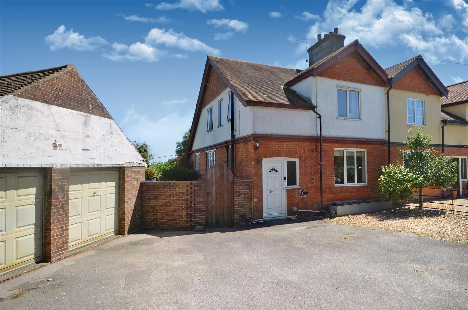 3 bed semidetached house for sale in High Road, Horsington