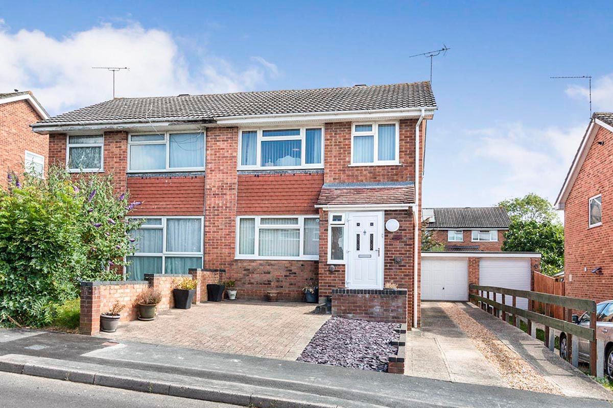 3 bed semidetached house for sale in Delius Close, Basingstoke