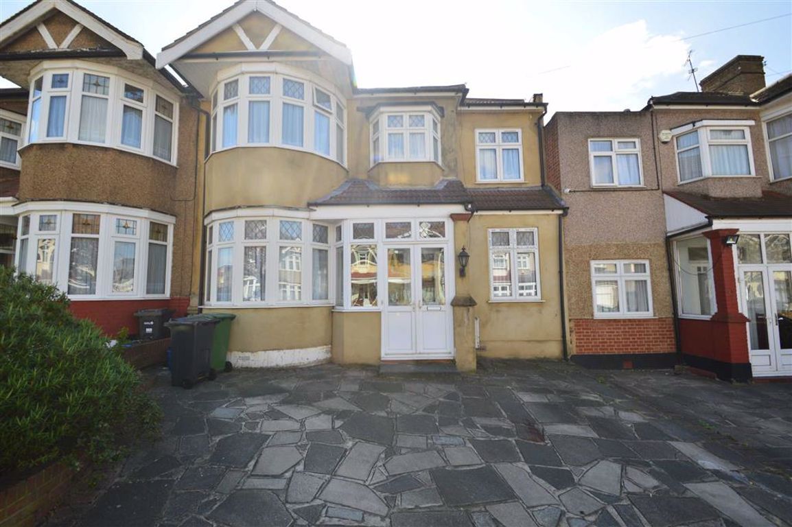 5 bed semidetached house for sale in Fowey Avenue, Redbridge, Essex