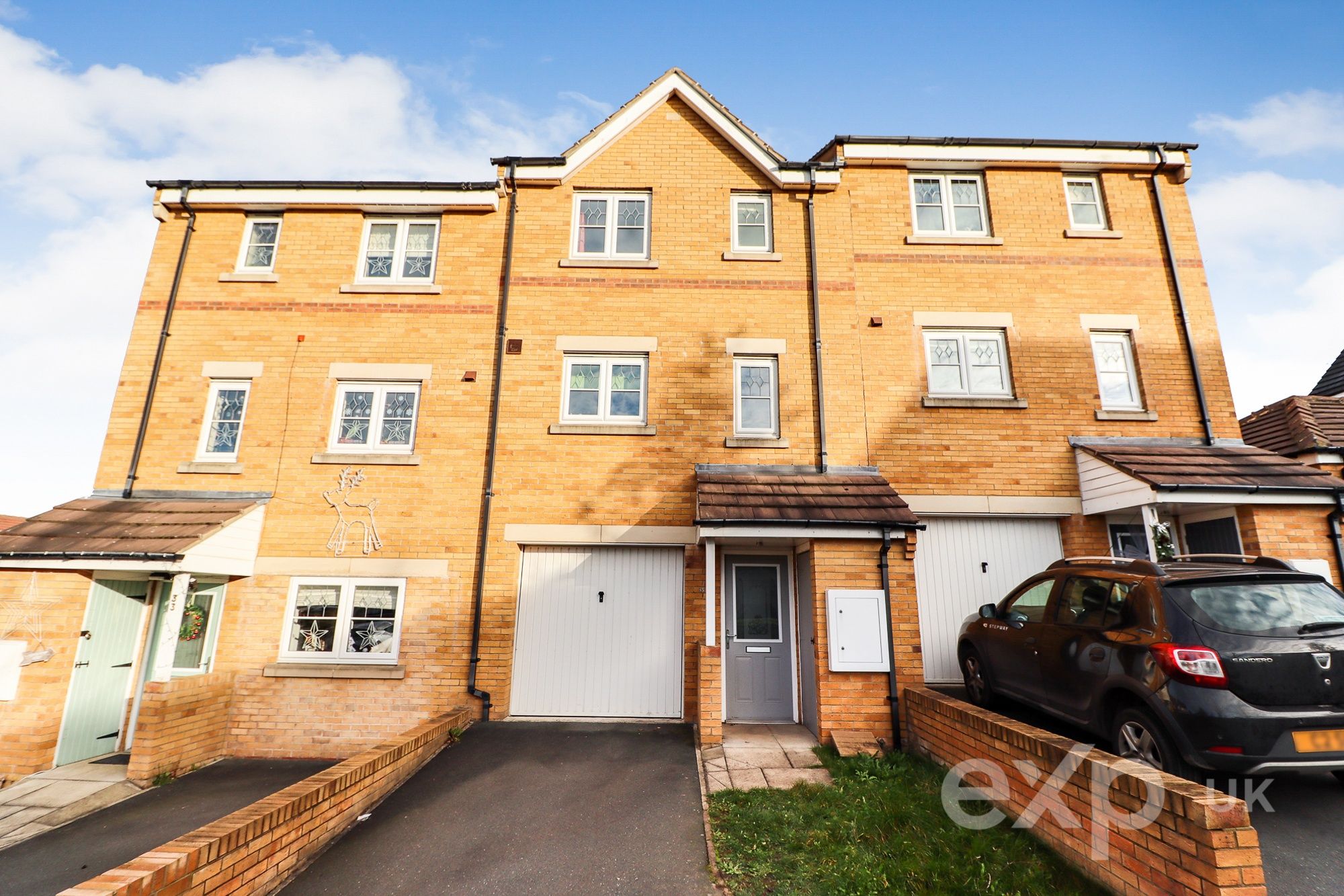 4 bed town house for sale in Checkstone Avenue, Whitwood, Castleford