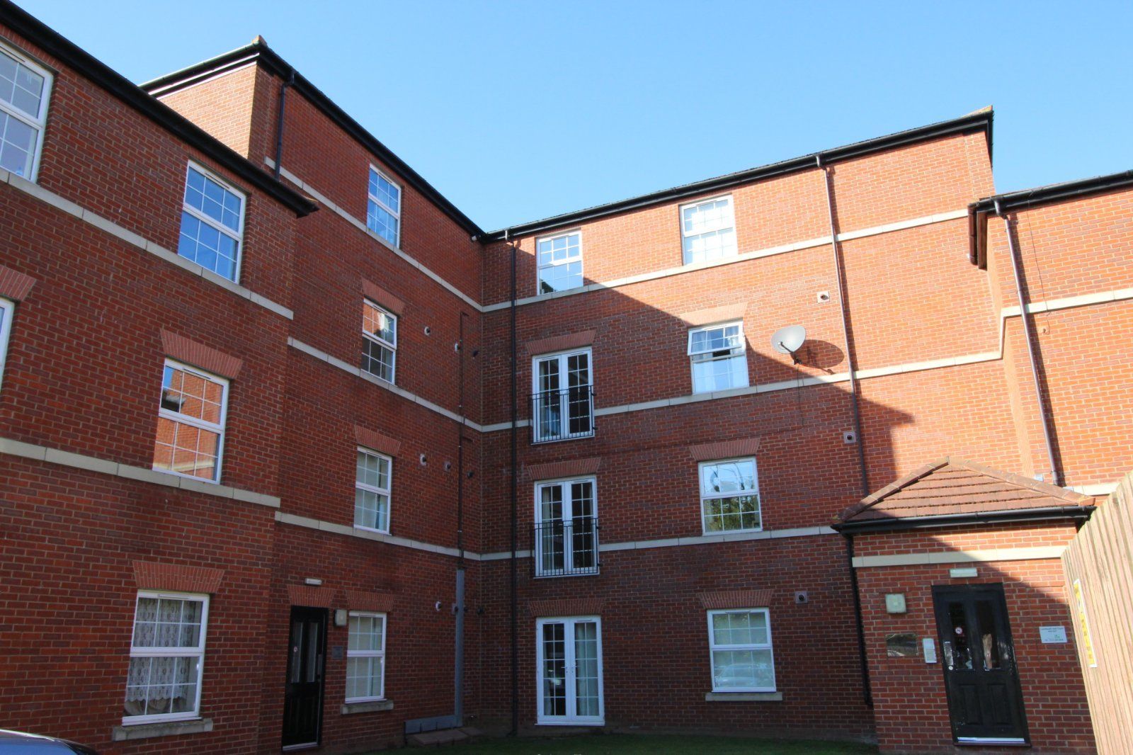 2 bed flat to rent in Lambwath Hall Court, Bransholme, Hull, East