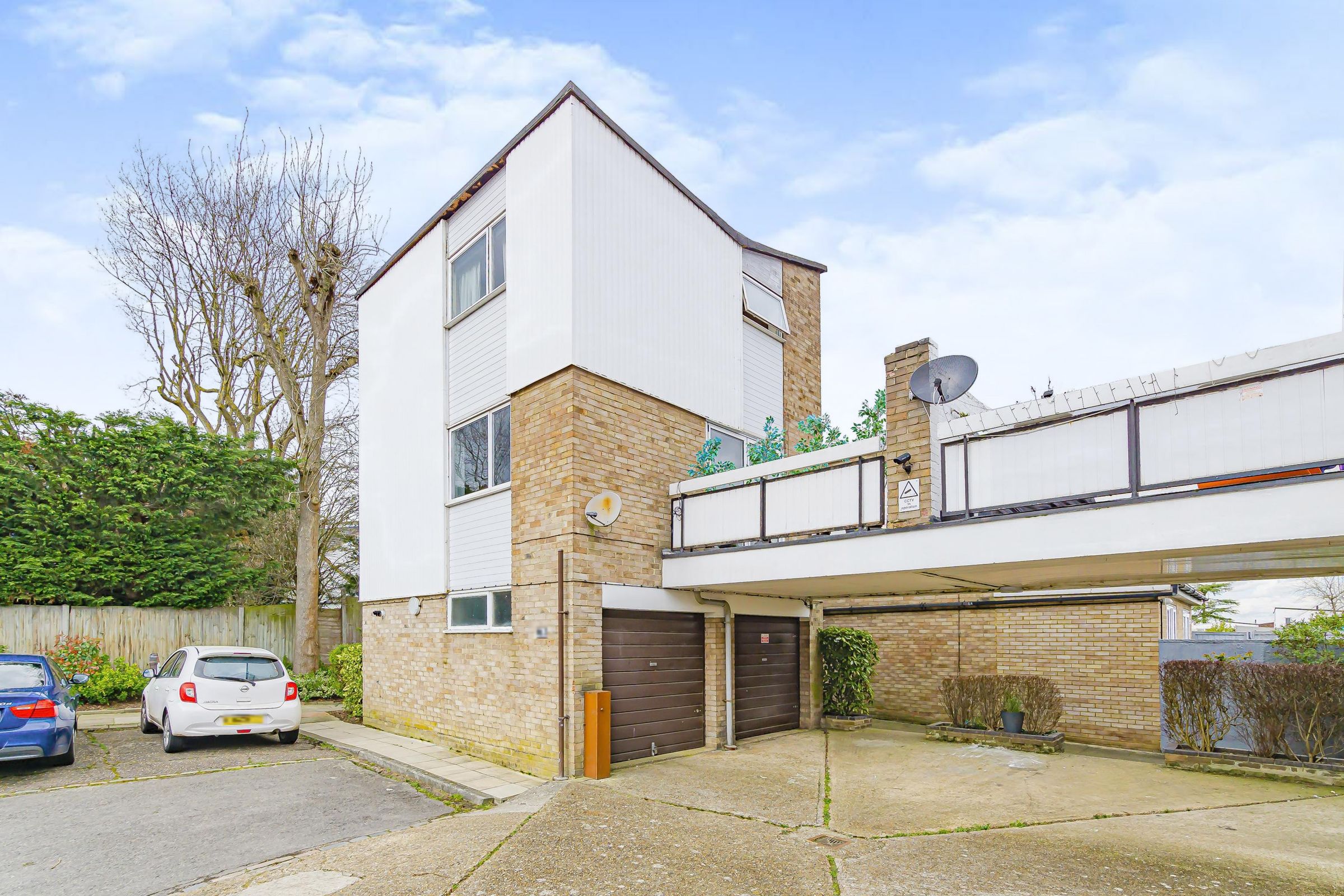 2 bed end terrace house for sale in Friary Court, Ham View, Shirley CR0