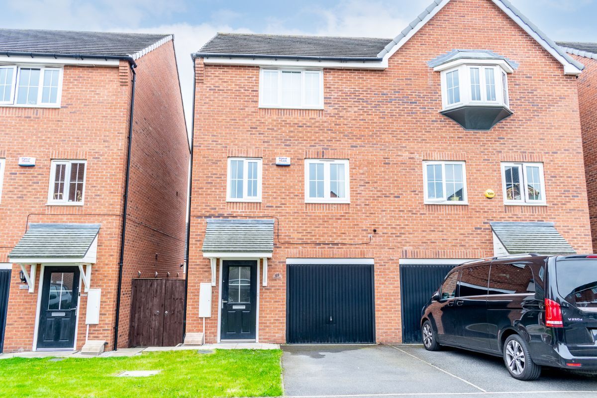 3 bed semidetached house for sale in Waggon Road, Middleton, Leeds