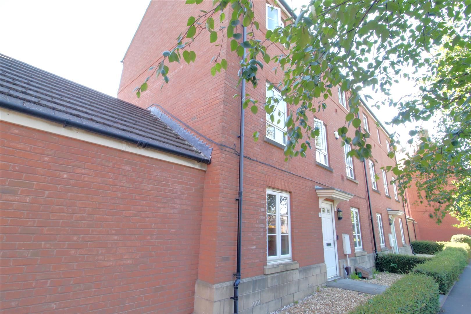5 bed semidetached house for sale in Secunda Way, Hempsted, Gloucester