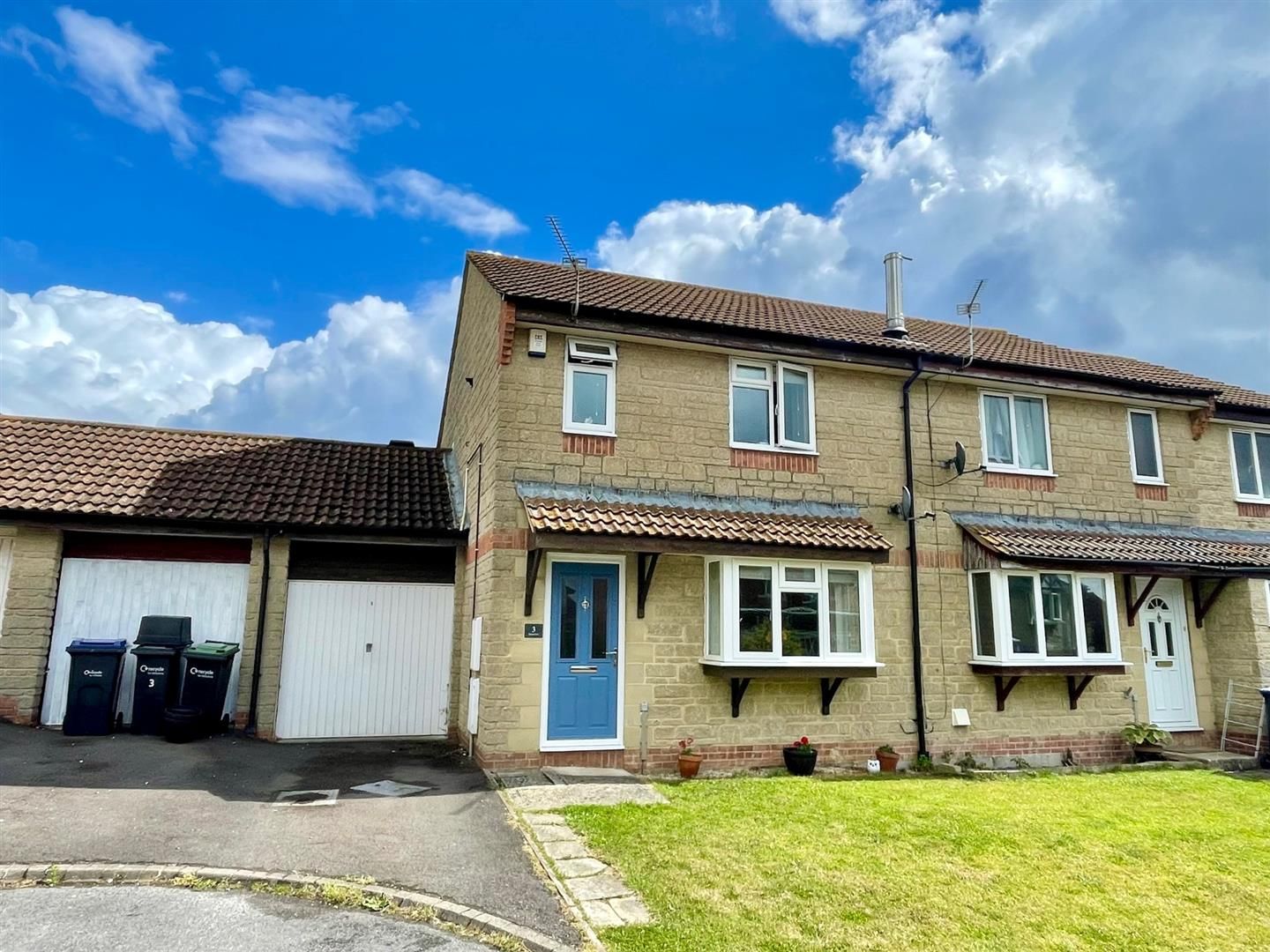 3 bed semidetached house for sale in Bright Close, Pewsham, Chippenham