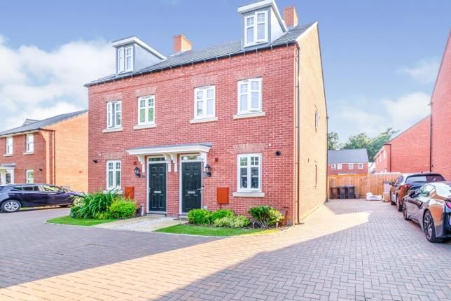 De Bray Close, Northampton NN5  