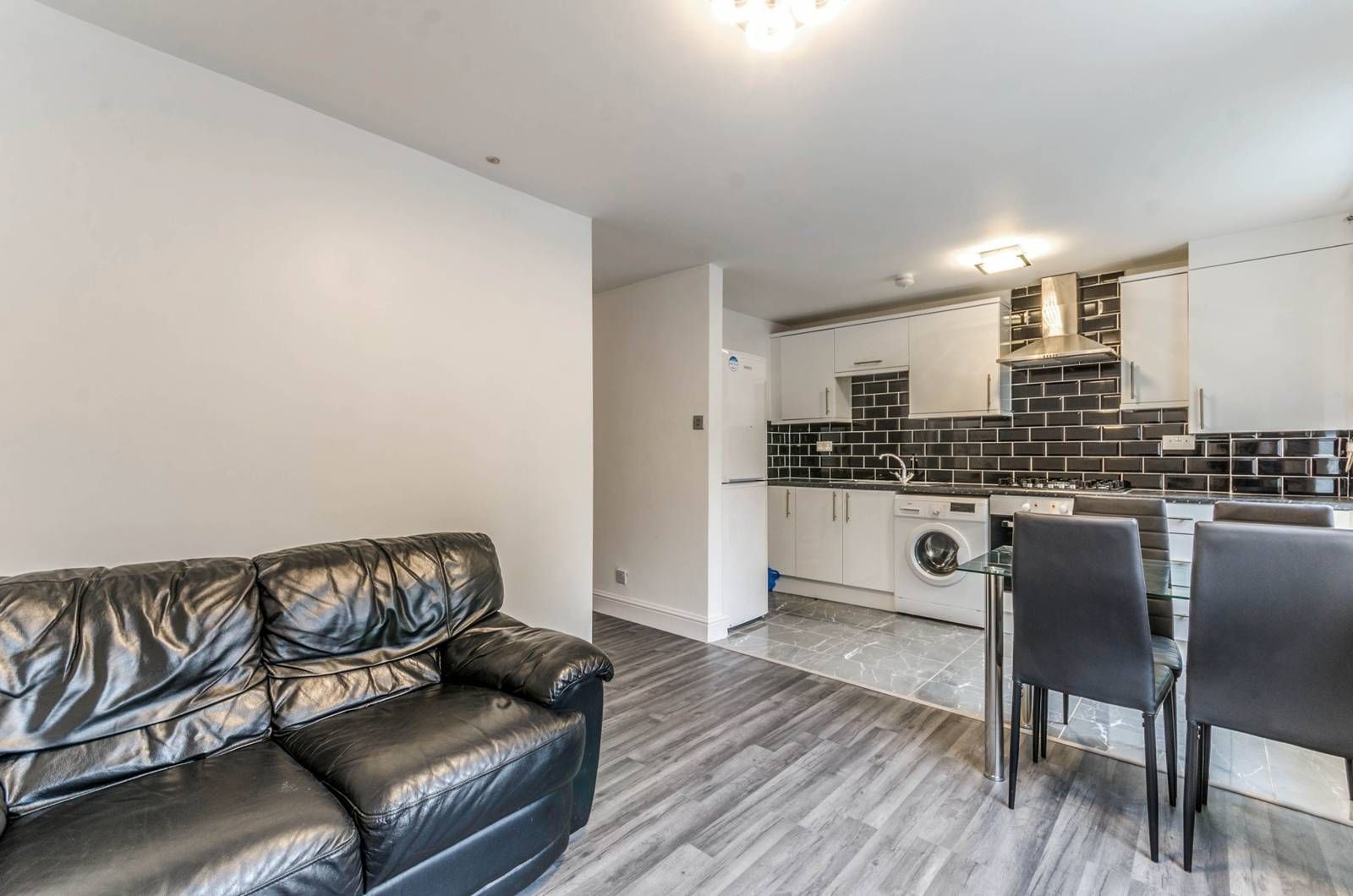 Blue Anchor Yard, Tower Hill, London E1