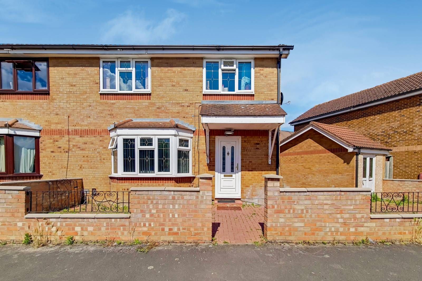 4 bed semidetached house for sale in Kirkwall Spur, Slough SL1 Zoopla