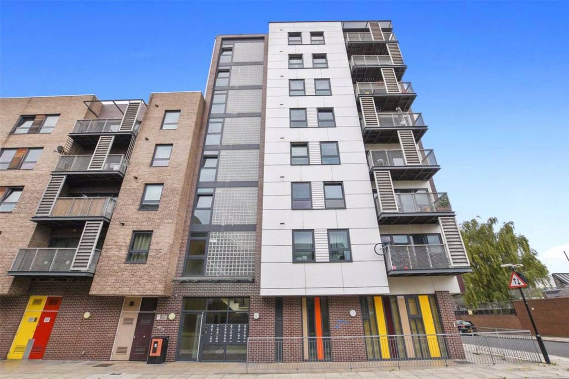 3 bed flat to rent in Leven Road, London E14 Zoopla