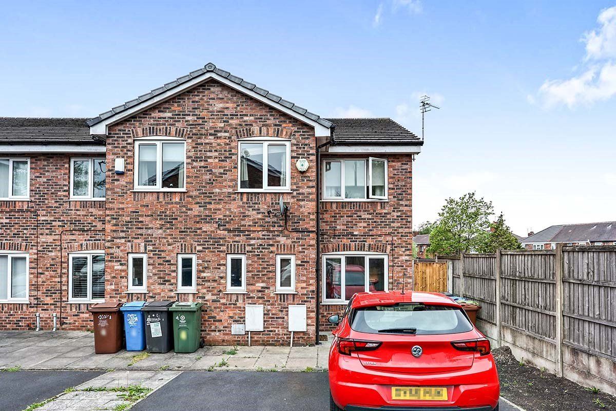 3 bed semidetached house for sale in Bowling Green Close, Chadderton
