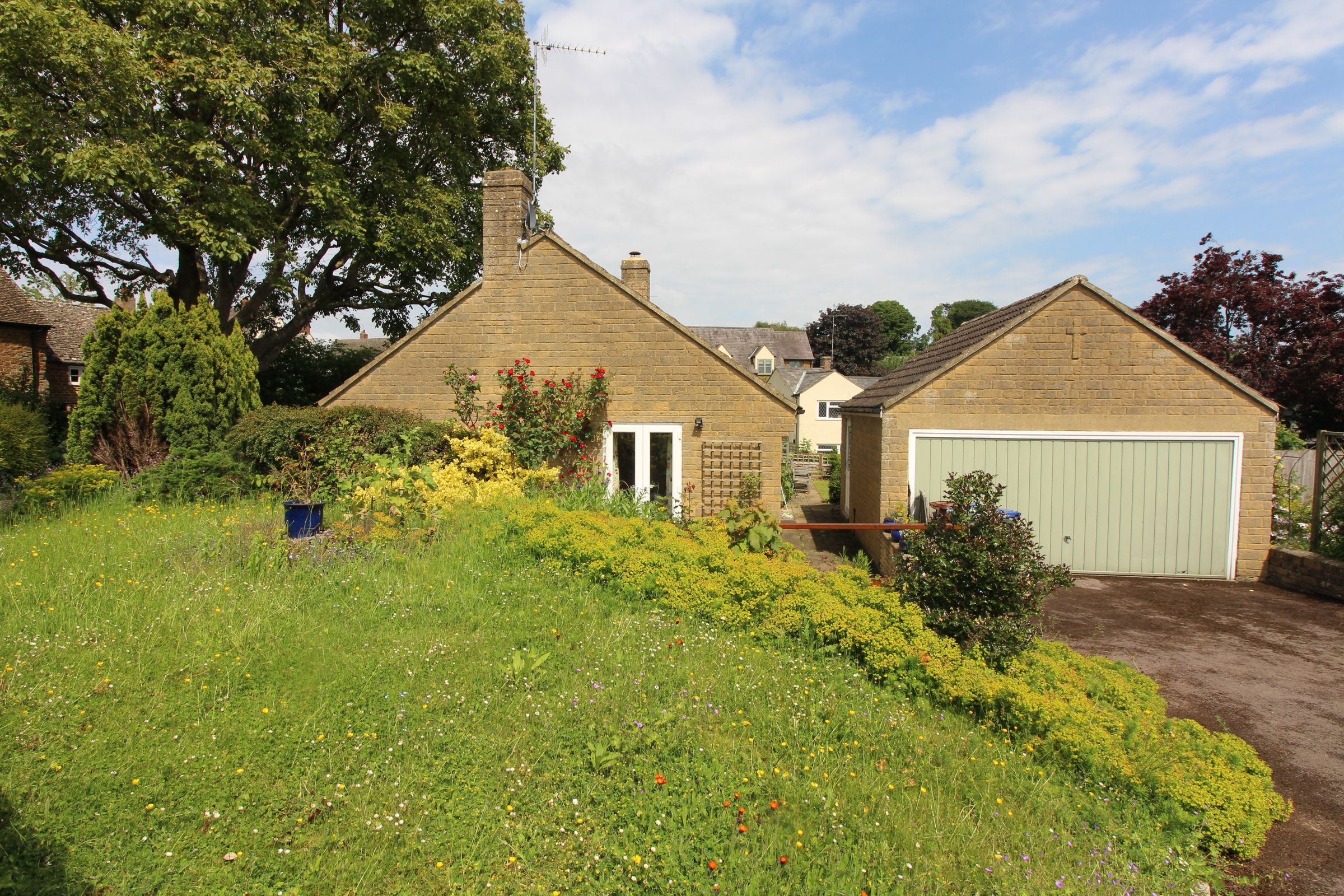 3 bed detached bungalow for sale in Sibford Road, Hook Norton, Banbury