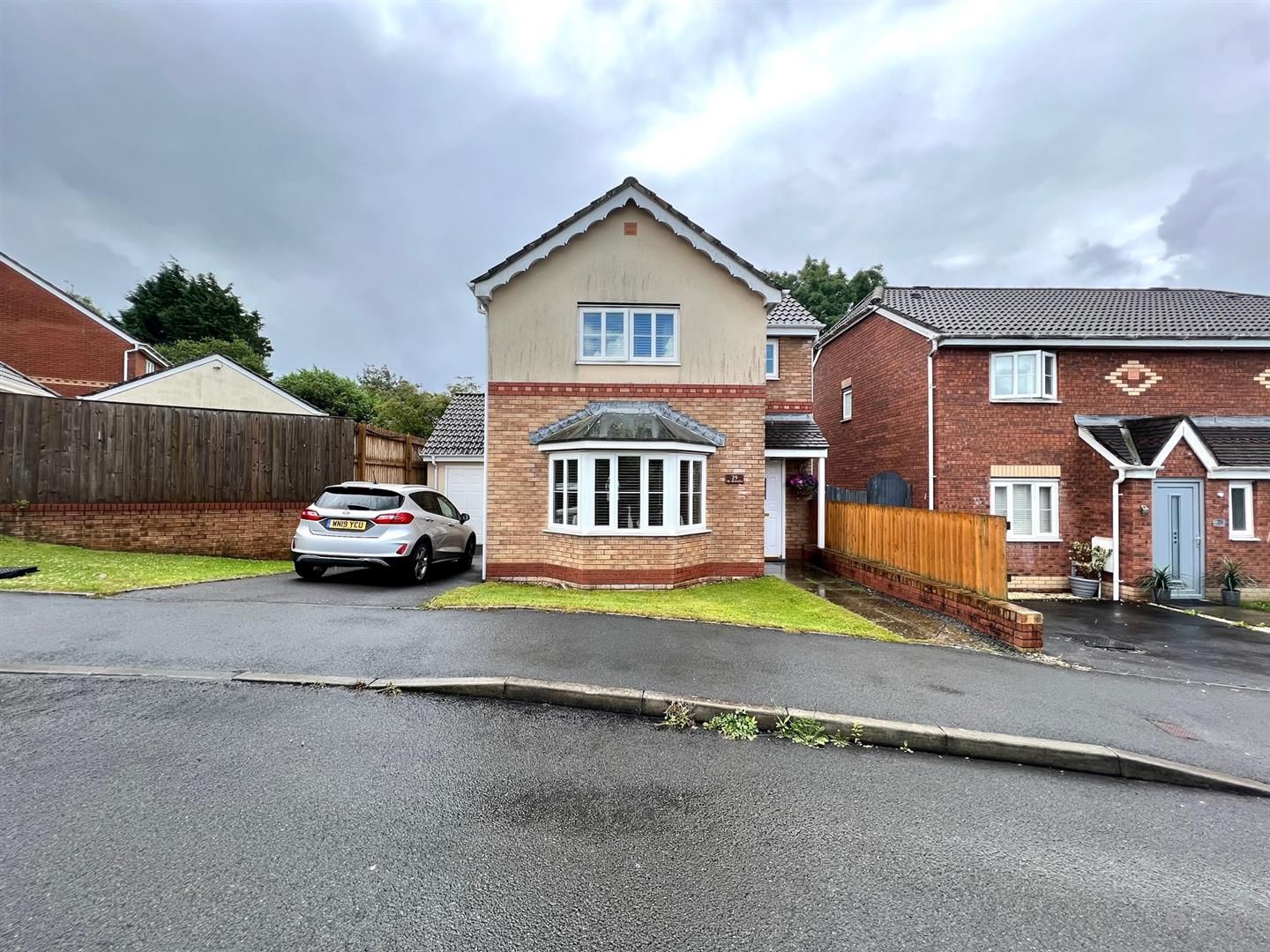 3 bed detached house for sale in Clos Bryn Haul, Llwynhendy, Llanelli