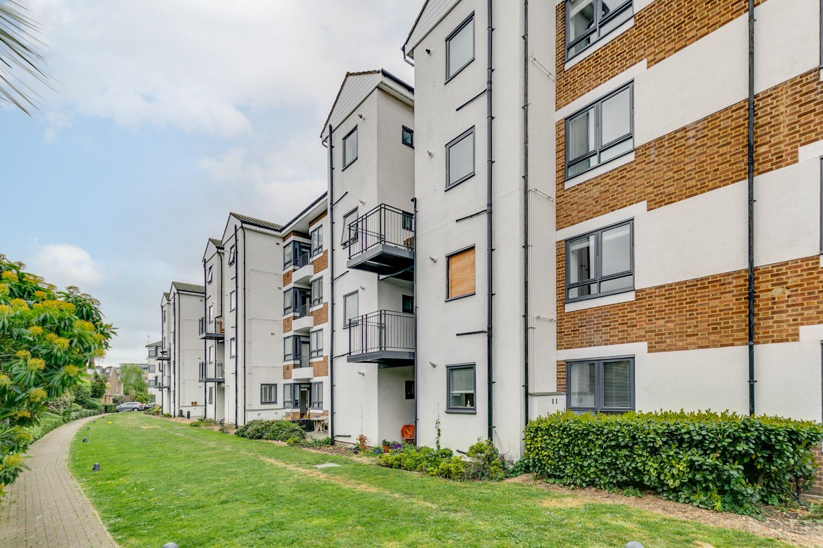 2 bed flat to rent in Kew Bridge Court, London W4 Zoopla