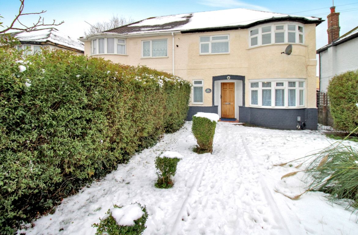 3 bed semidetached house to rent in Sundon Park Road, Luton