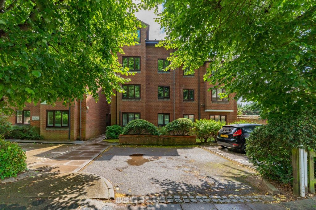Ardross Court, Creffield Road, Ealing W3  