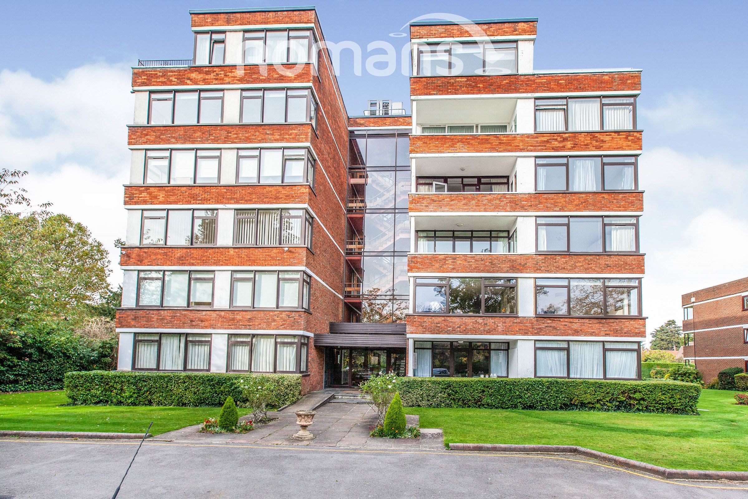 2 bed flat to rent in Woodhurst South, Ray Mead Road, Maidenhead SL6