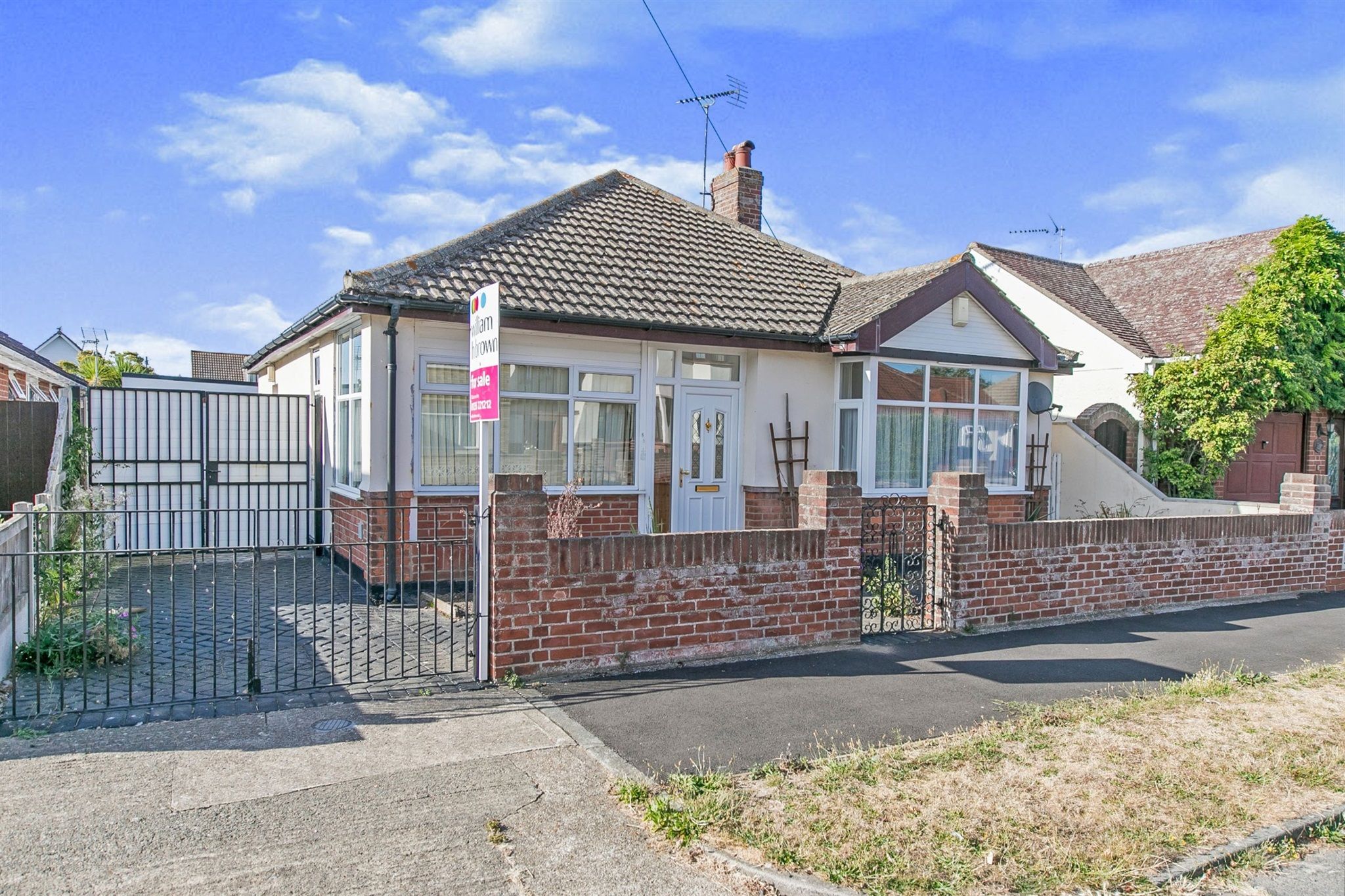 3 bed detached bungalow for sale in Madeira Road, HollandOnSea