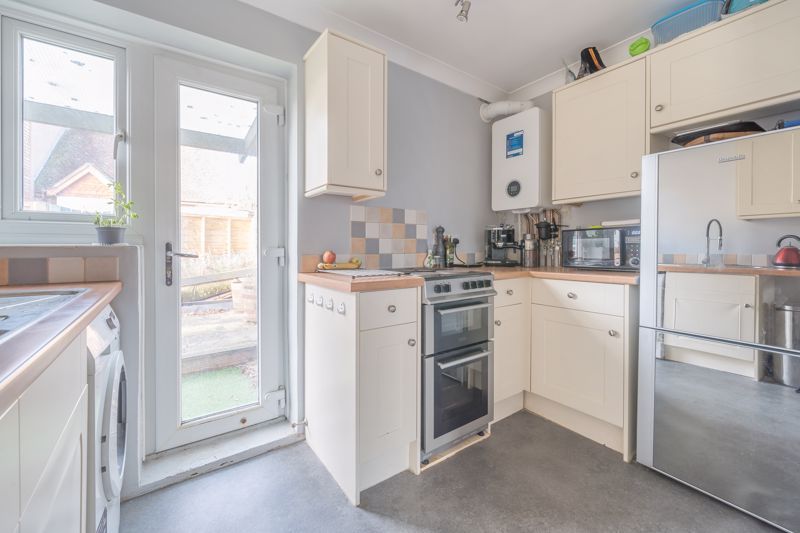 2 bed flat to rent in Tavern Court, Fernhurst, Haslemere GU27 Zoopla