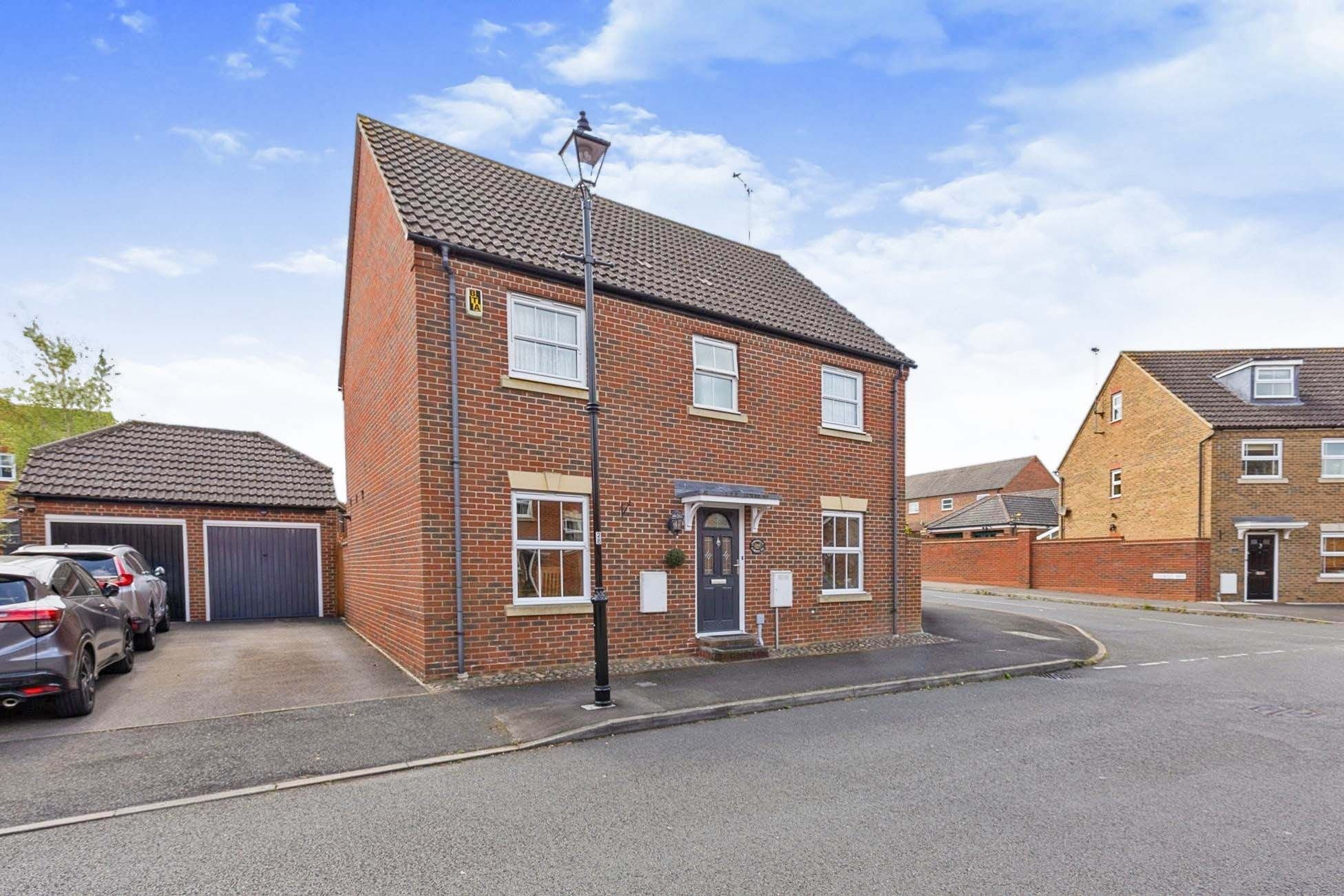 4 bed detached house for sale in Arncott Way, Fairford Leys, Aylesbury
