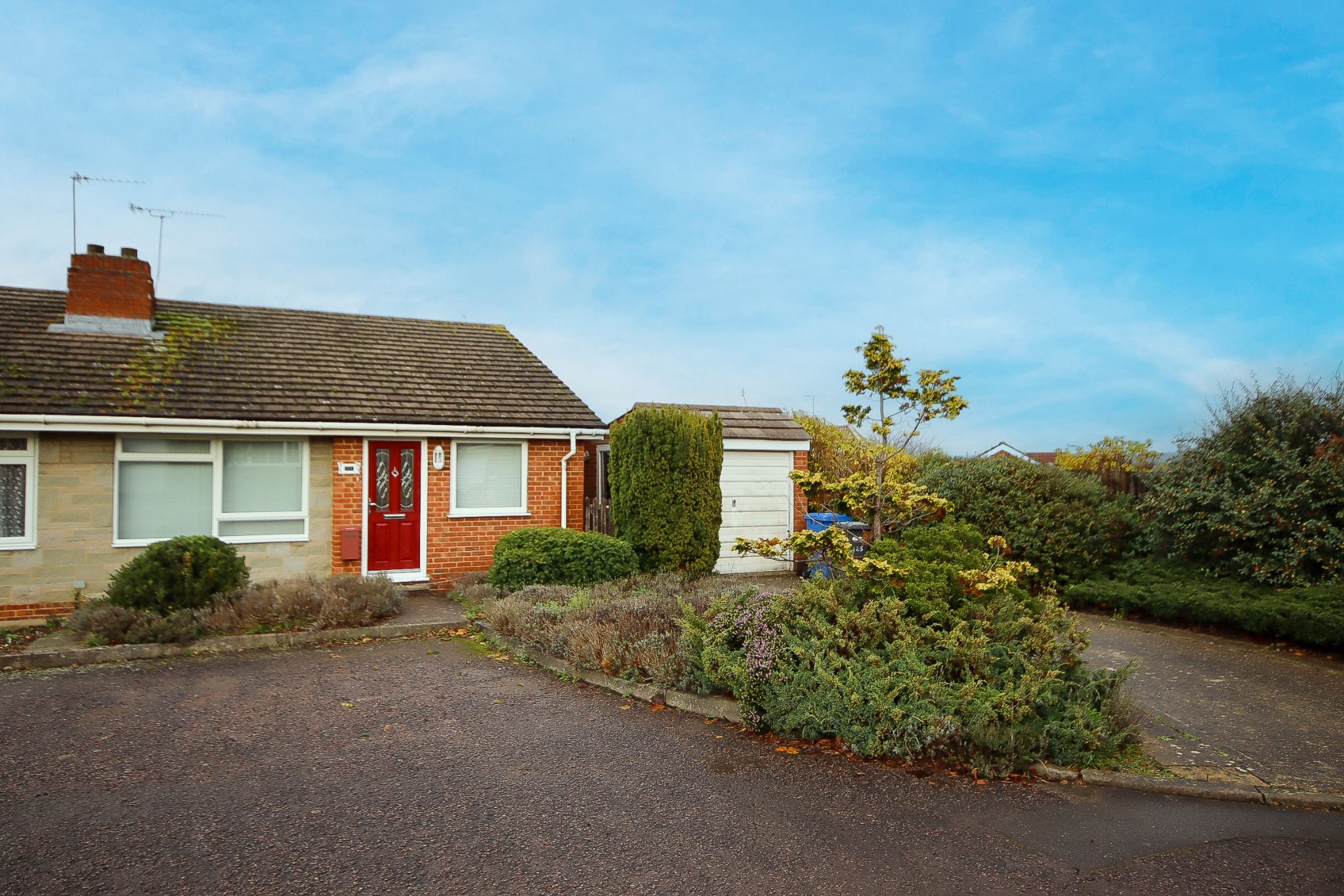 2 bed semidetached bungalow for sale in Whitchurch Close, Maidenhead