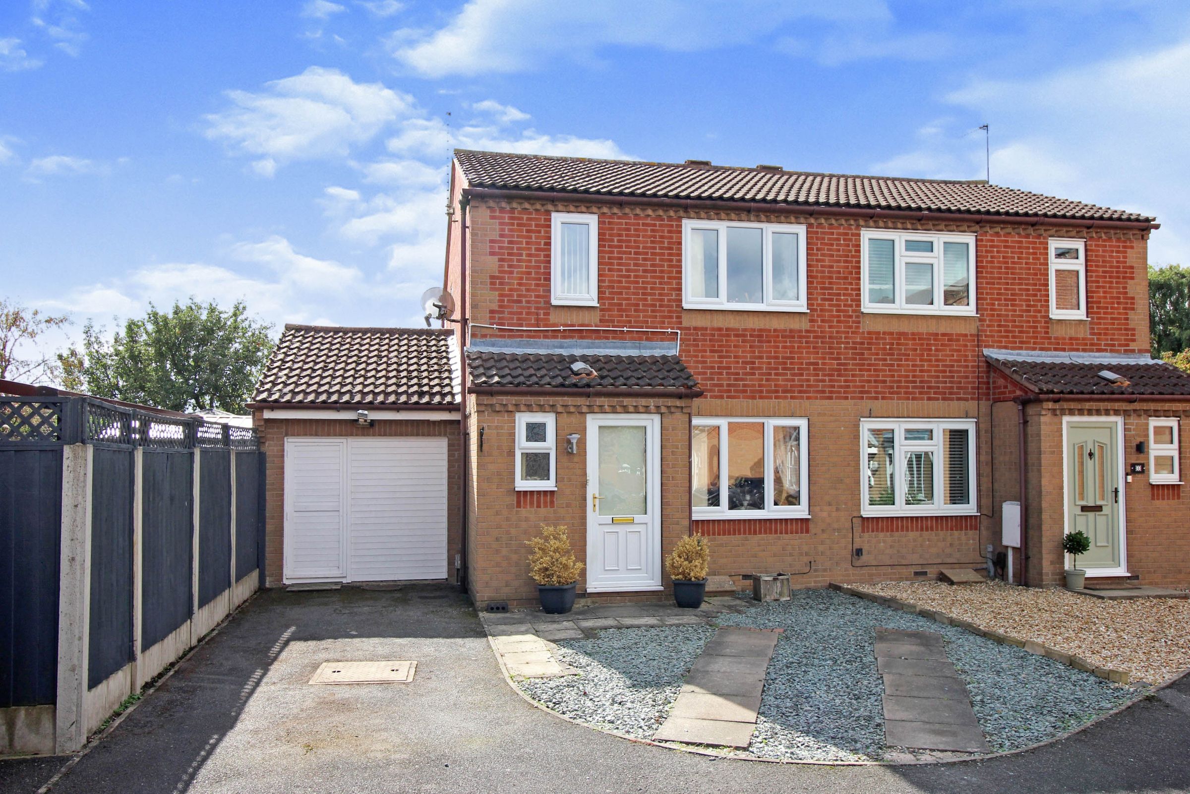 3 bed semidetached house for sale in Walters Close, Farndon, Newark