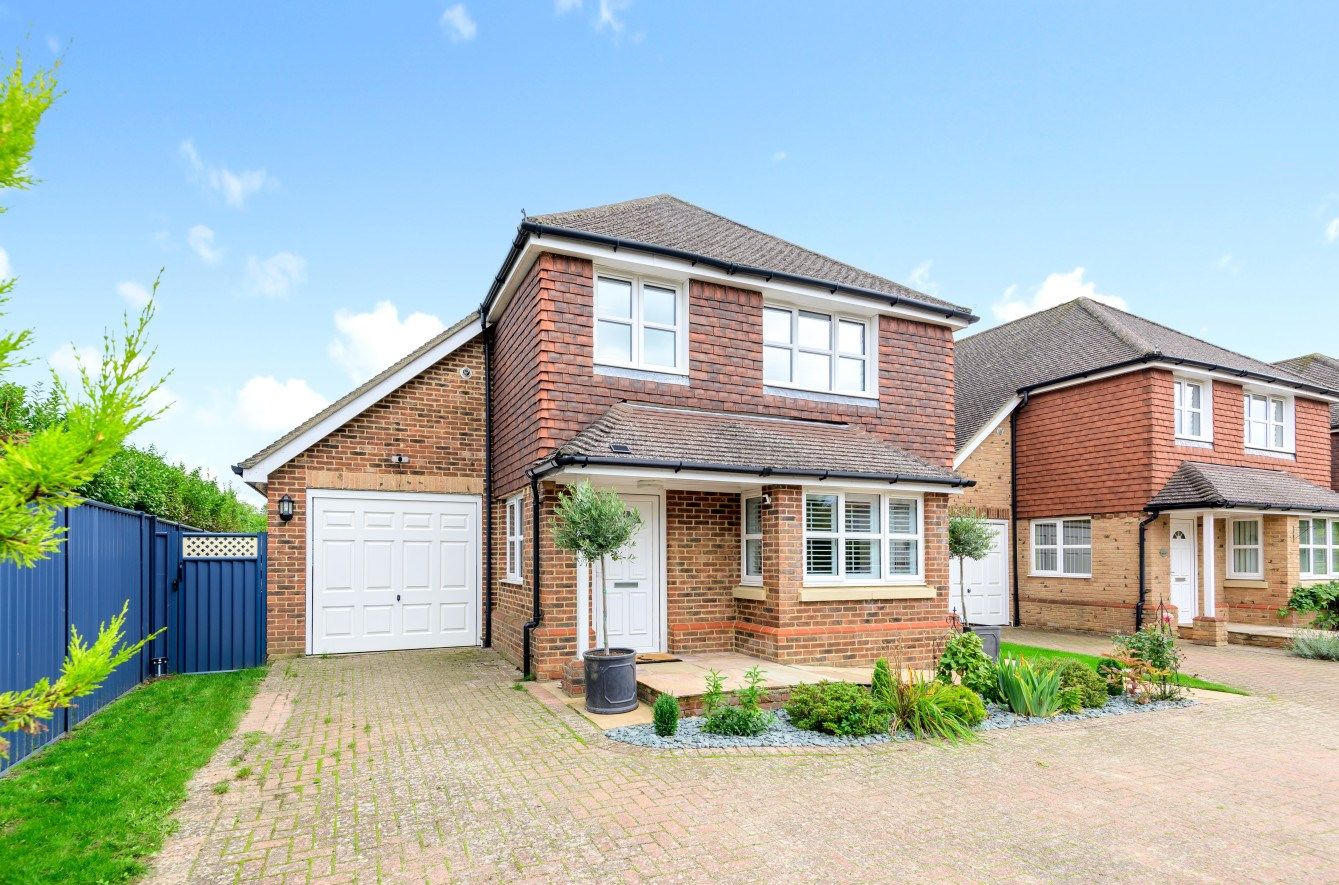 4 bed detached house for sale in Napier Close, Salfords, Redhill RH1