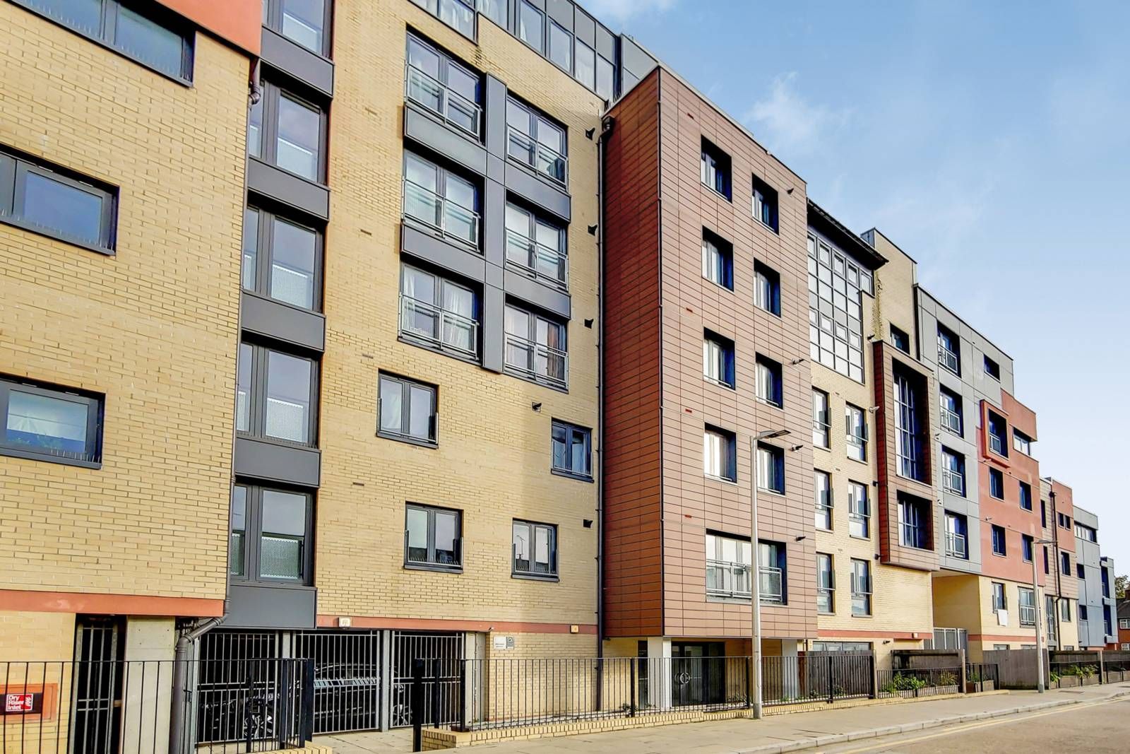 Studio to rent in Bramley Crescent, Ilford IG2 Zoopla