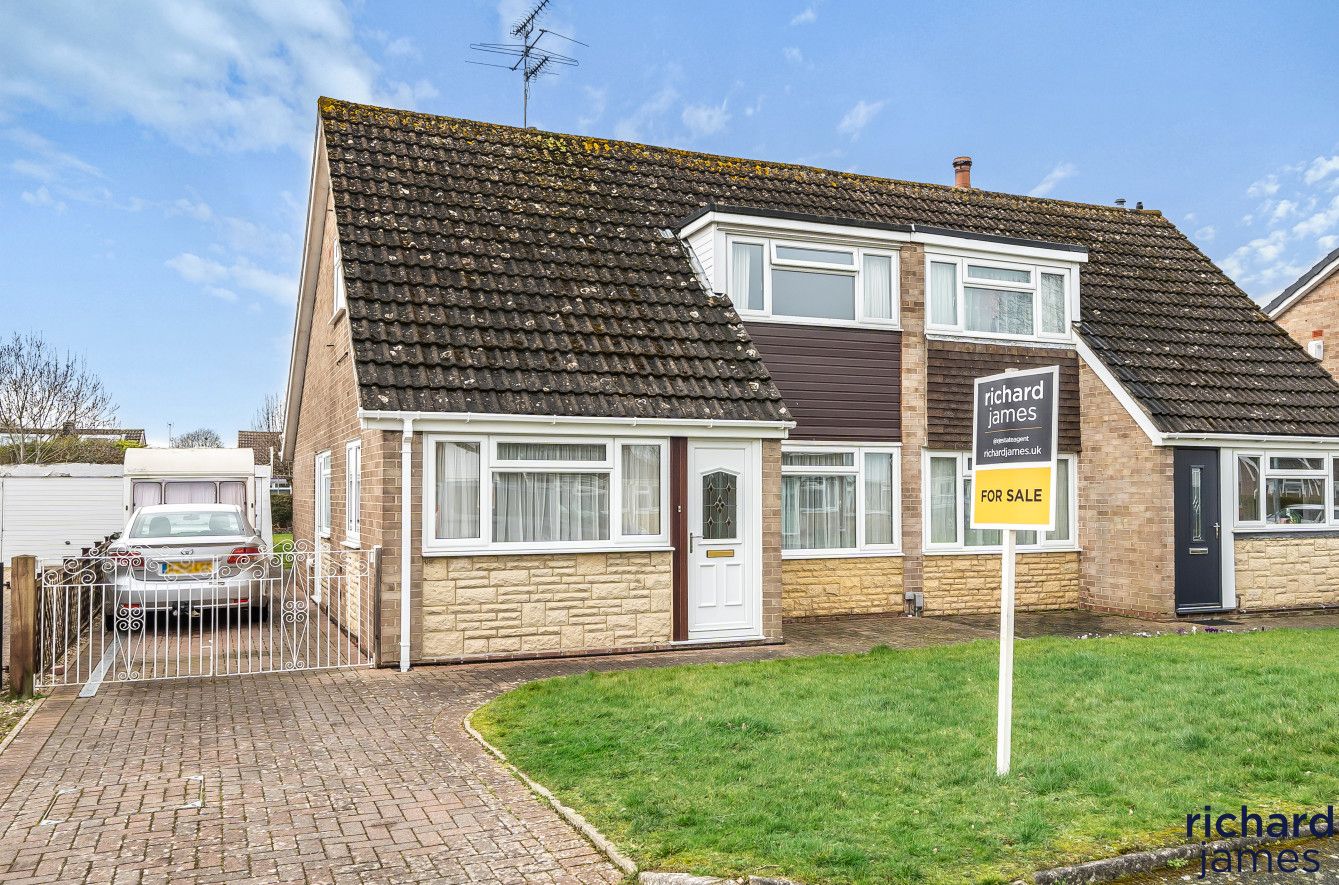 3 bed semidetached house for sale in Falconscroft, Covingham, Swindon