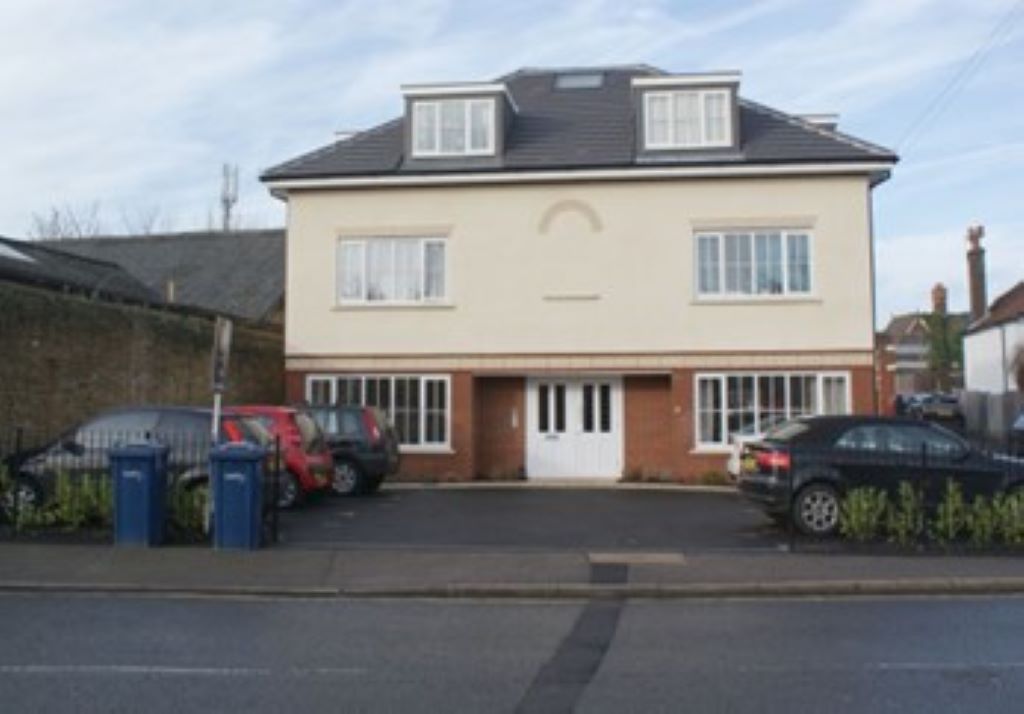 2 bed flat to rent in Summers Road, GU7 Zoopla