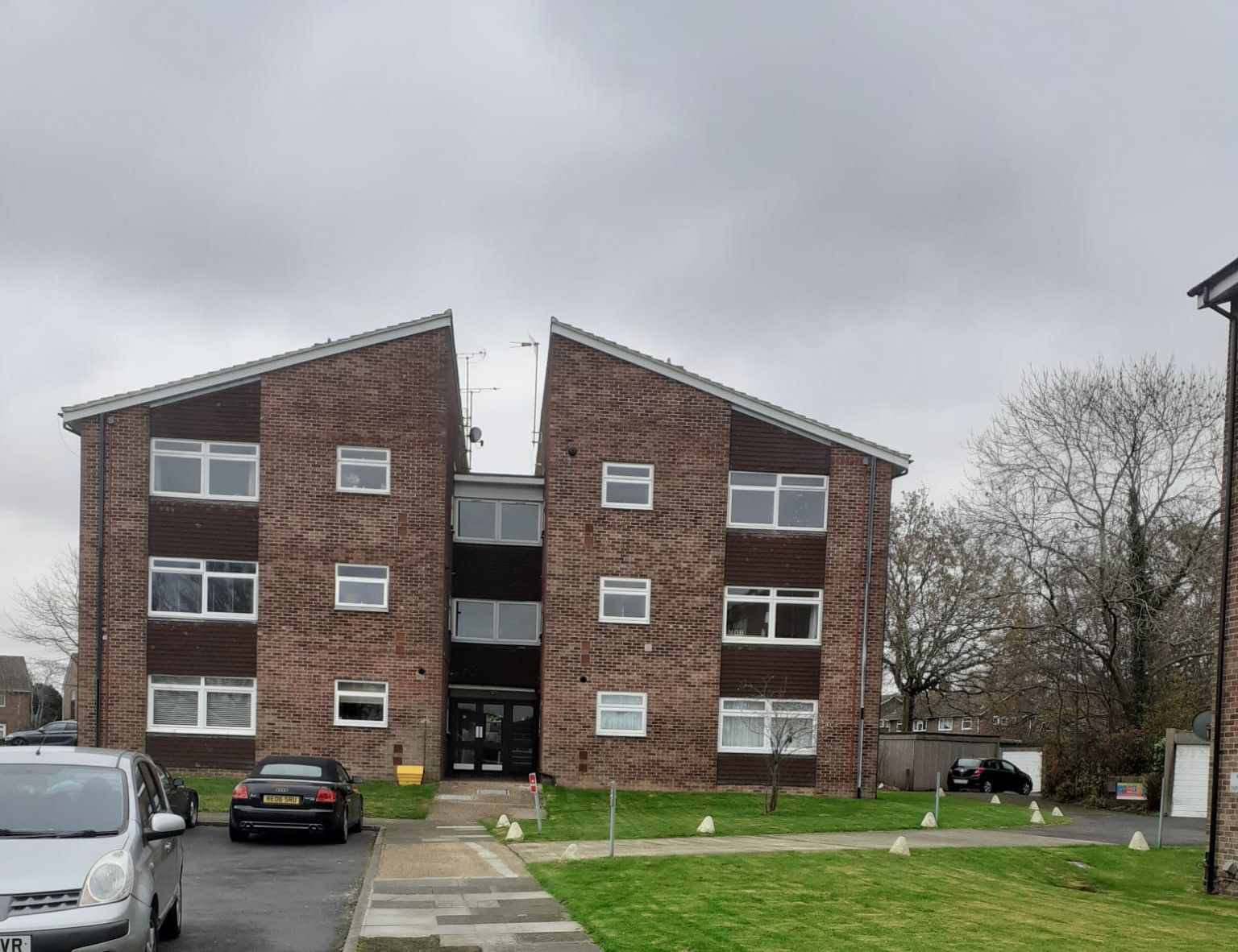 2 bed flat for sale in Hillmead, Crawley RH11 Zoopla