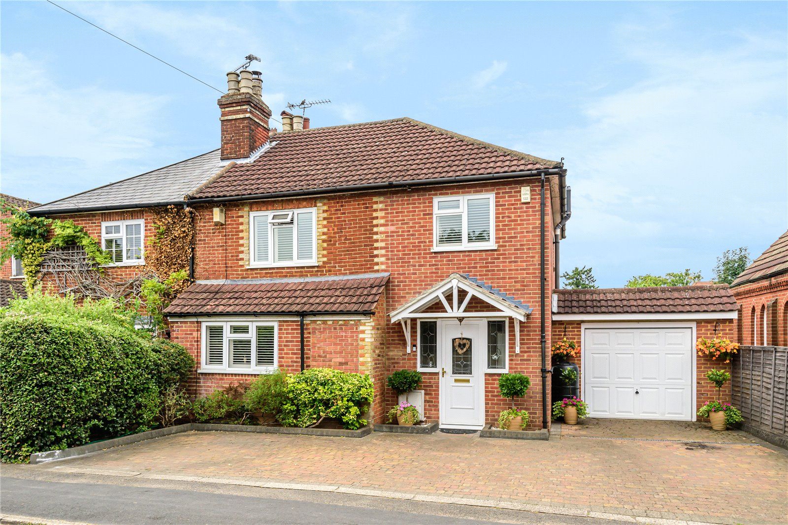 4 bed semidetached house for sale in Aldershot Road, Church Crookham