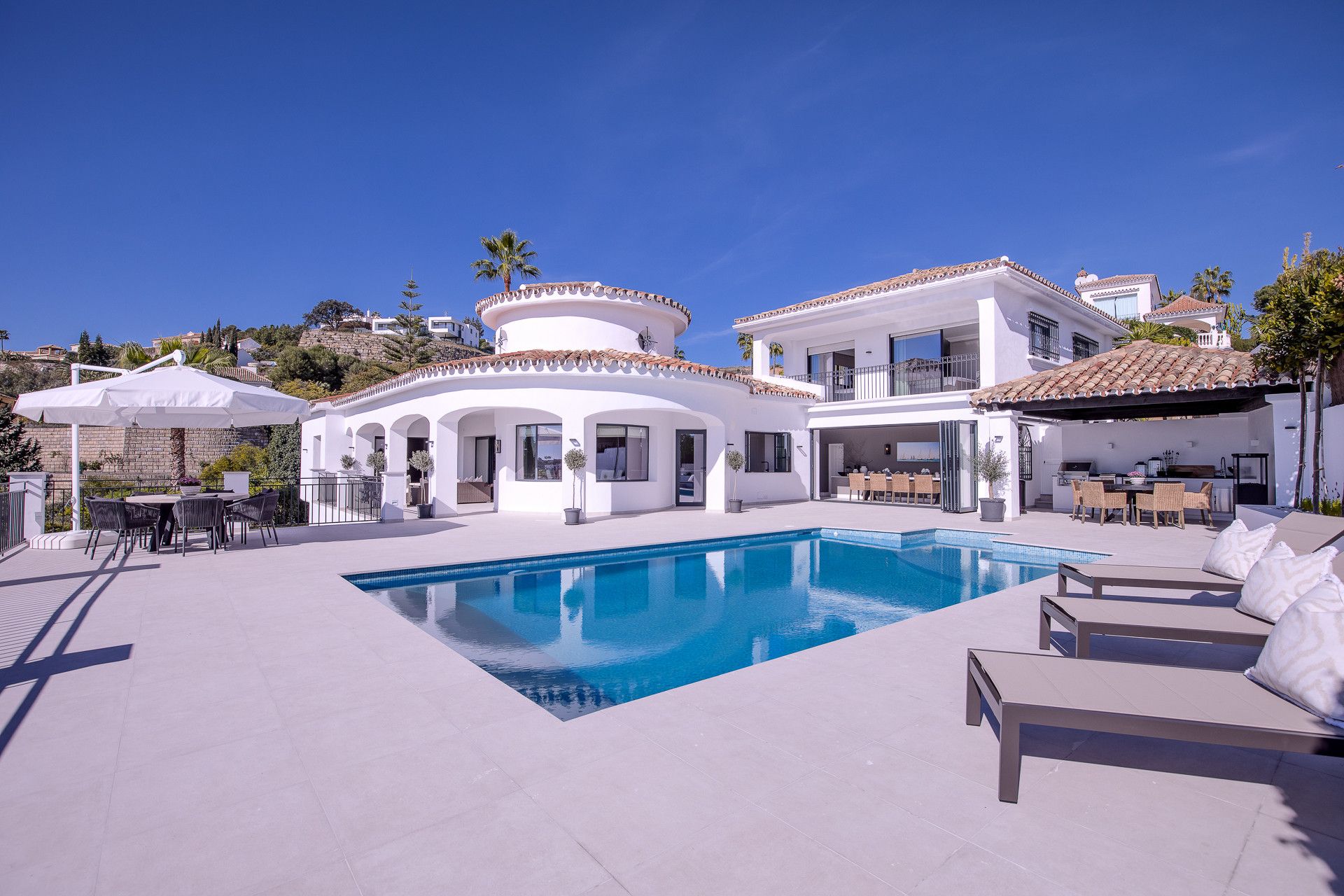 5 bed villa for sale in El Paraiso, Estepona, Malaga Zoopla