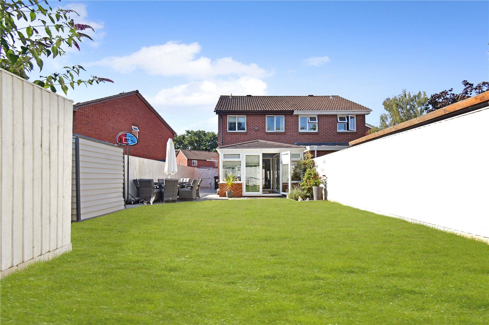 3 bed semidetached house for sale in Blackdown Way, Thatcham