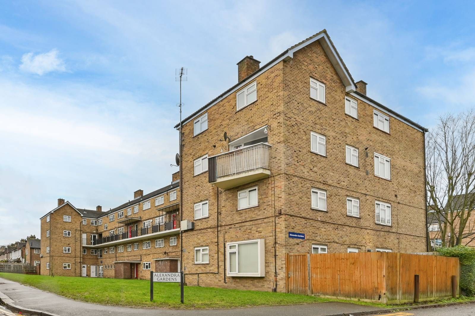 2 bed flat for sale in Alexandra Gardens, Carshalton Beeches