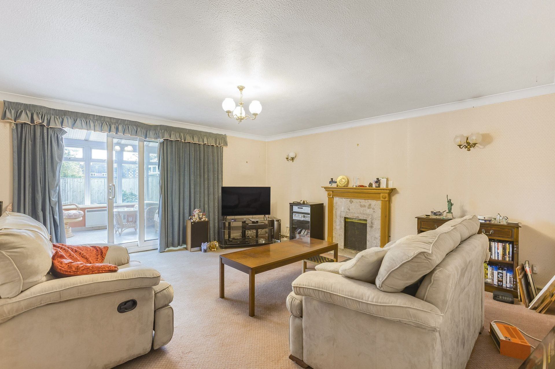 4 bed linkdetached house for sale in Cumberland Drive, Redbourn