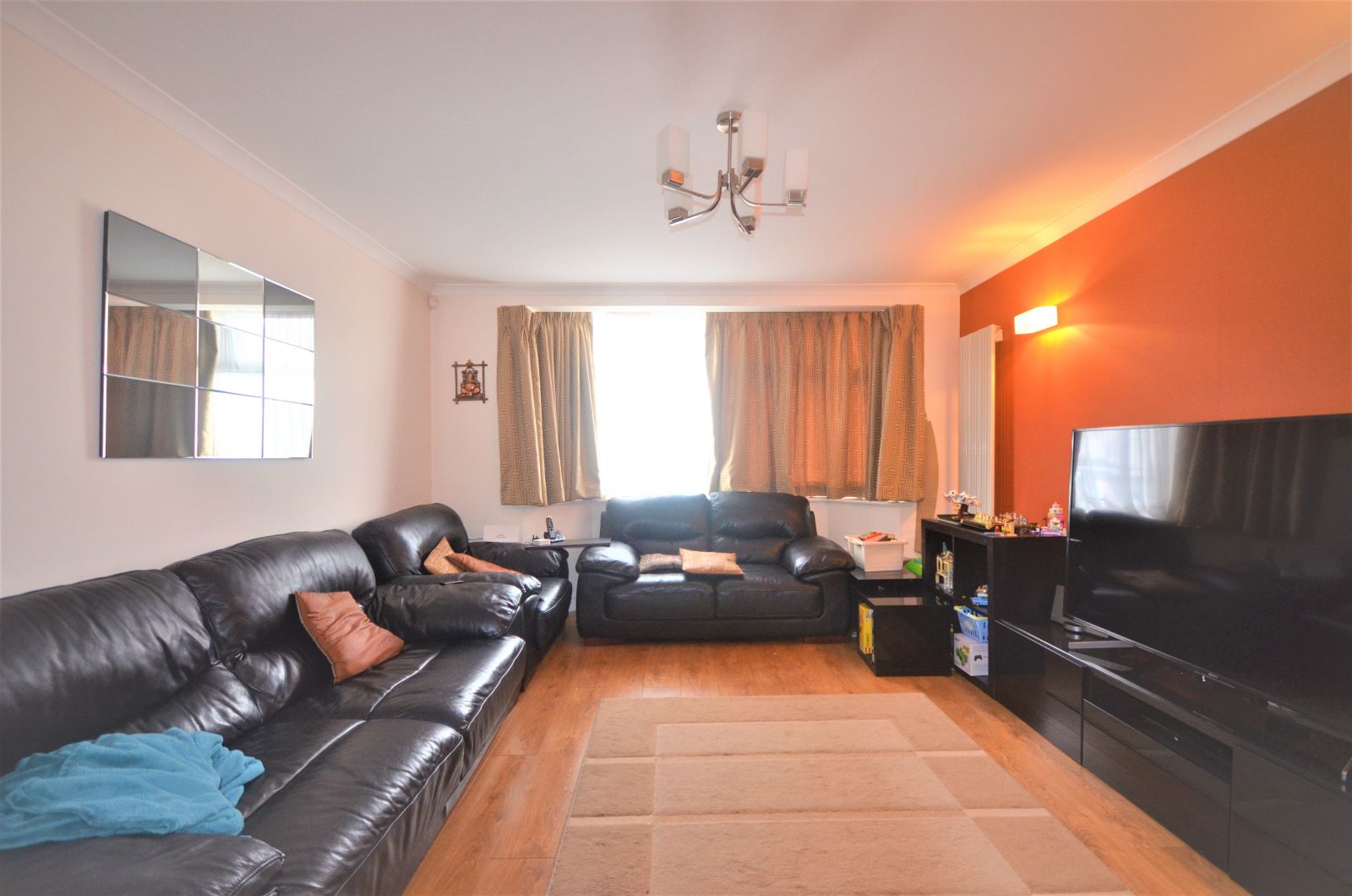 3 bed terraced house to rent in Sandringham Close, Barkingside, Ilford