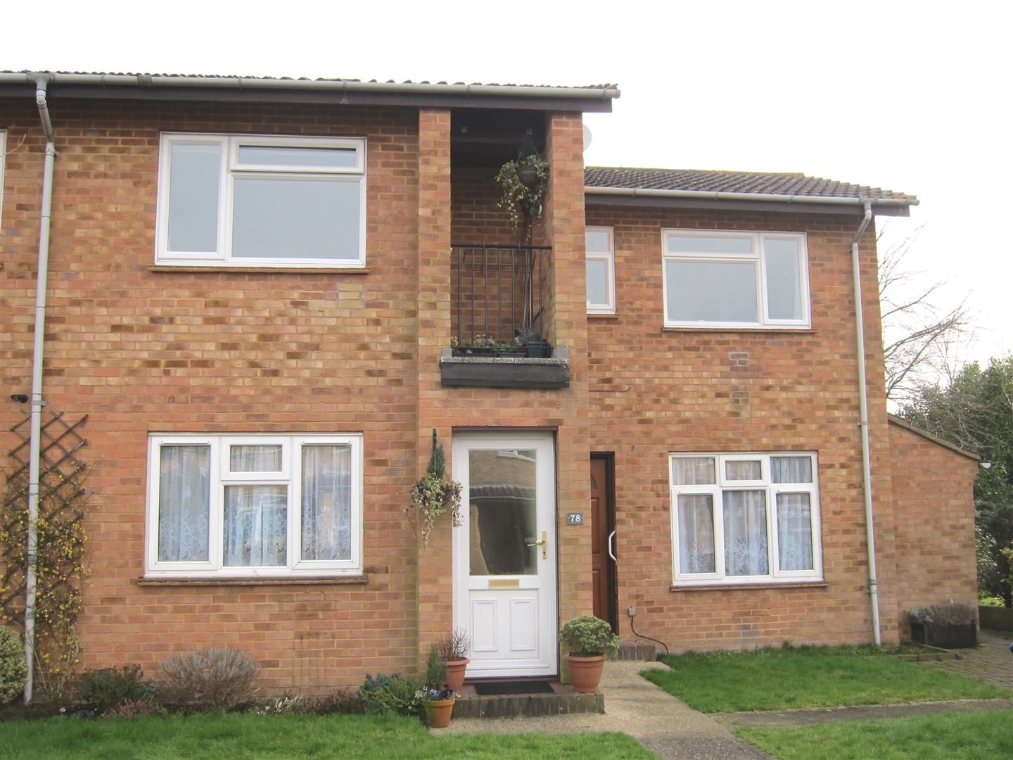 2 bed flat to rent in Larksfield, Englefield Green, Egham TW20 Zoopla