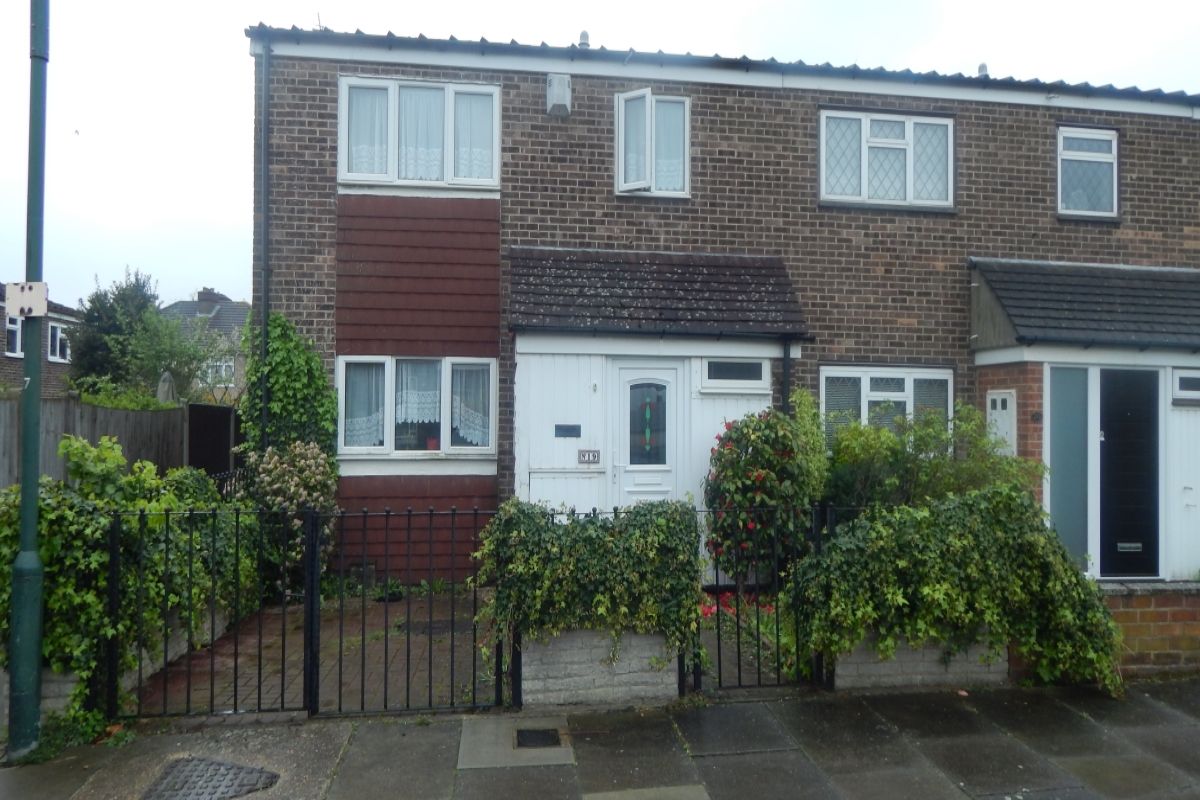 3 bed semidetached house to rent in Lingey Close, Sidcup, Kent DA15