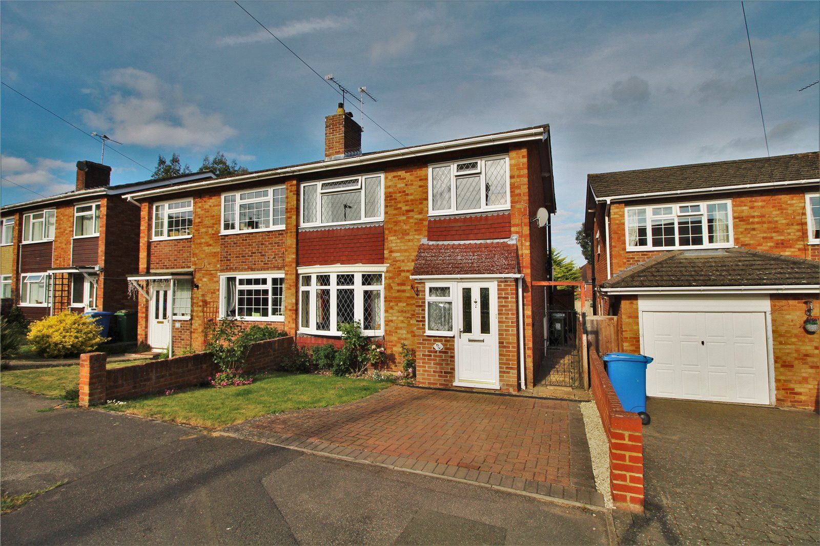 3 bed semidetached house for sale in Belland Drive, Aldershot