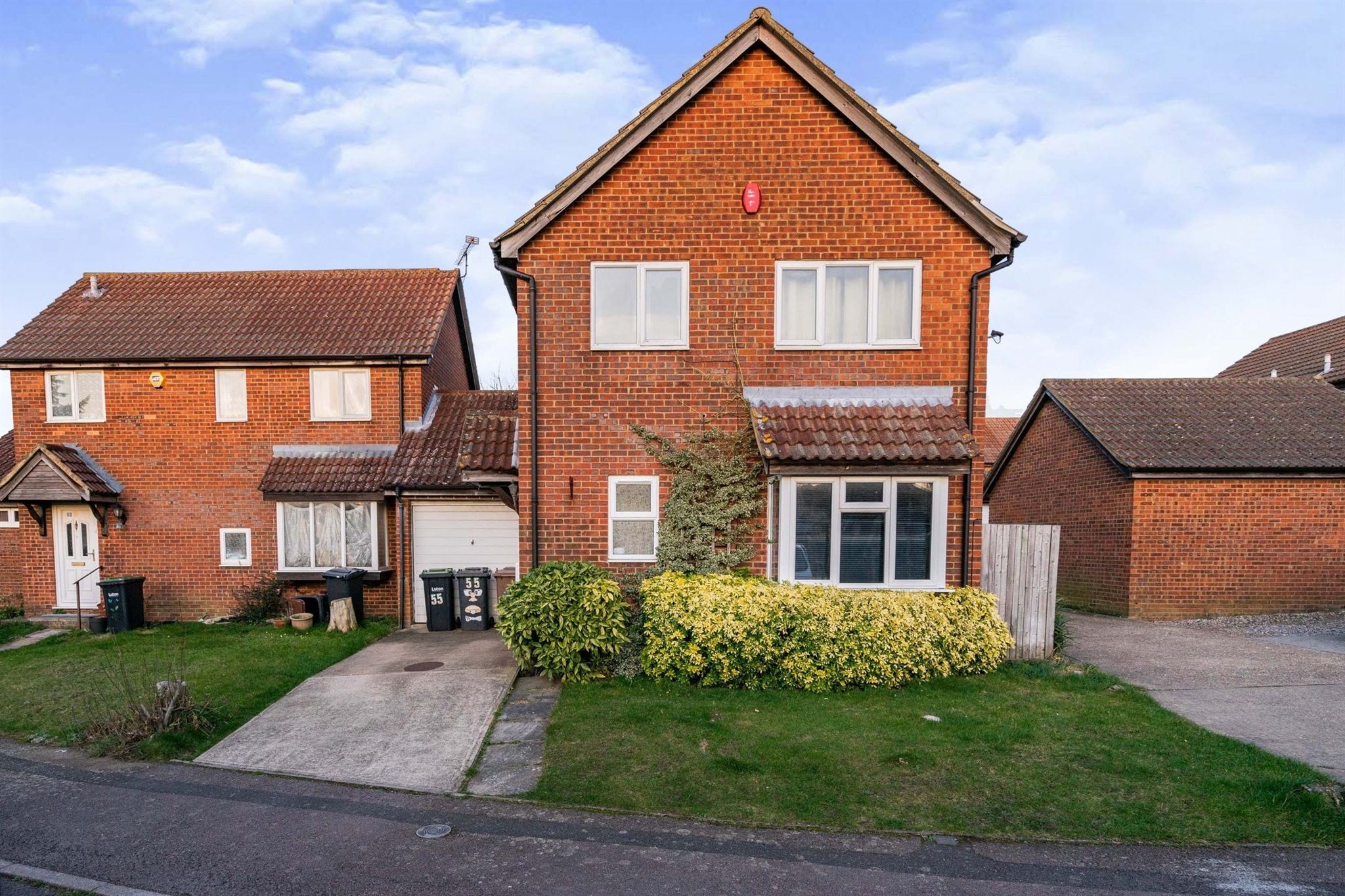 4 bed linkdetached house for sale in Fieldfare Green, Luton LU4 Zoopla