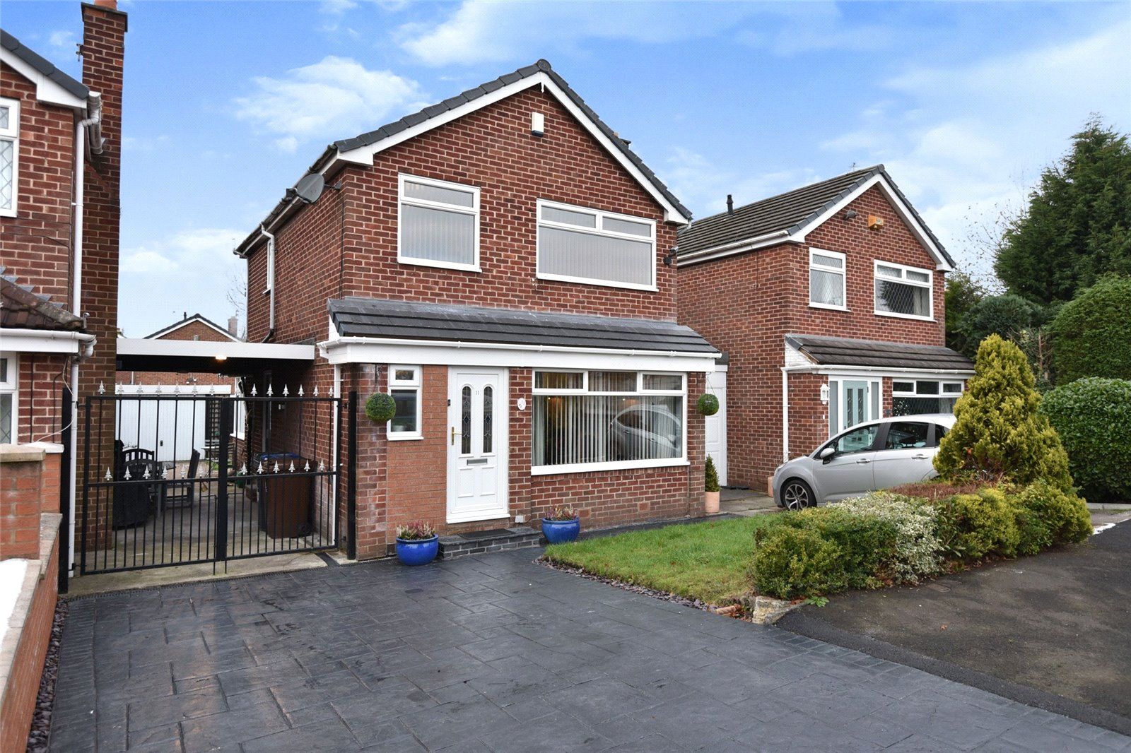 3 bed linkdetached house for sale in Rufford Close, AshtonUnderLyne