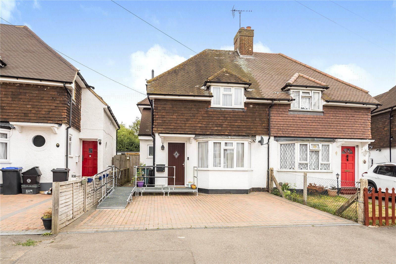3 bed semidetached house for sale in Priory Close, Denham Village